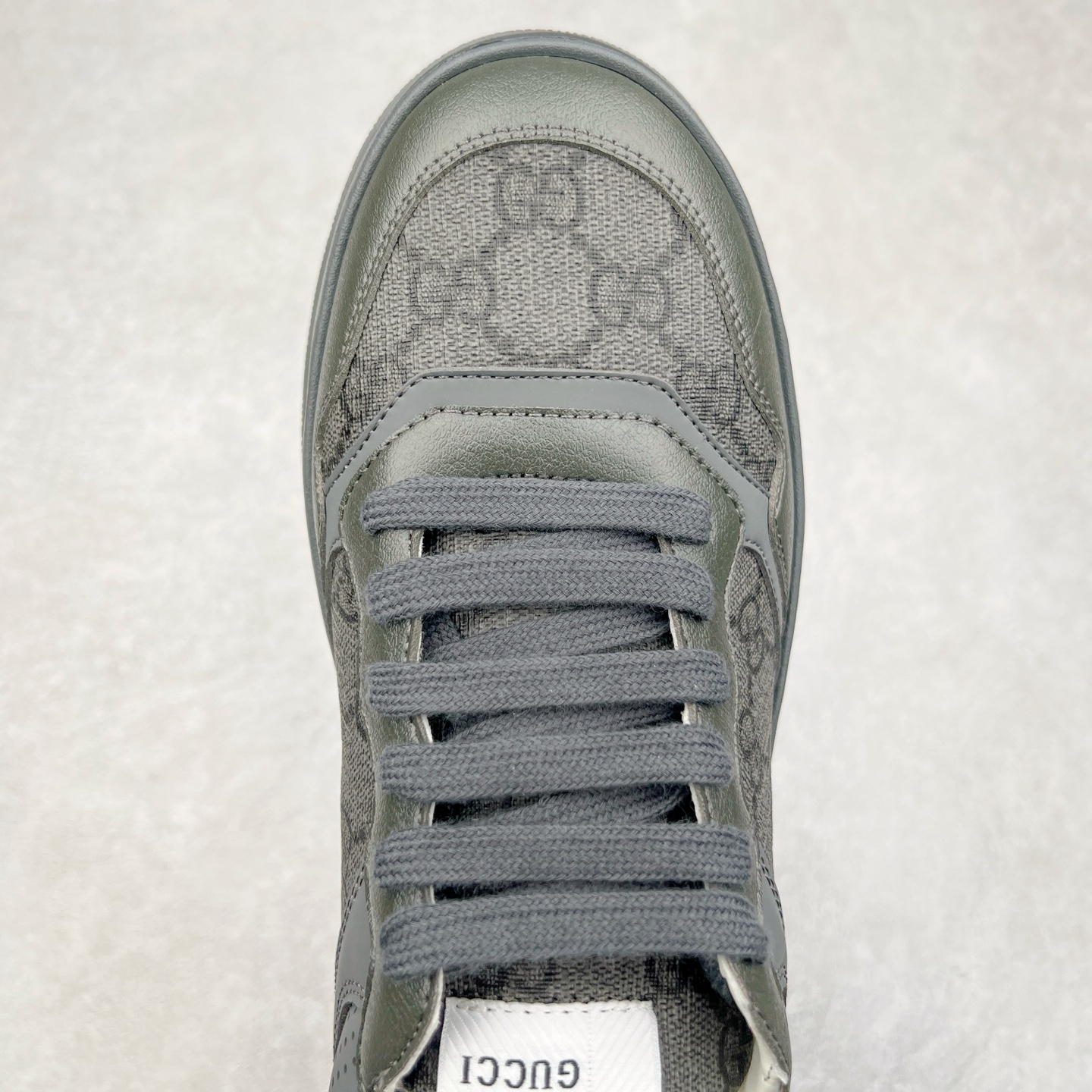 图片[4]-Gucci Chunky B Screener GG 古驰饼干鞋运动休闲鞋系列 纯原级别 原版盒子 官方一致原版 原标原盒 官方全套配件 原装雪梨形超软沙绒纸团 手工上线 不开胶 该品牌鞋款在制作中使用的是环保植物胶水 采用版凝胶技术(空胶工艺）存在一些缝隙属于正常现象 不用担心会影响到您的正常使用效果 采用厚底结构 巧妙运用外观设计、配色和材质三重元素 展现出复古风范 别致的橡胶鞋底 搭配米色和乌木色经典GG帆布鞋身及同色调皮革滚边 突显时尚大气的品味 尺码：35 36 37 38 39 40 41 42 43 44 45-选品中心