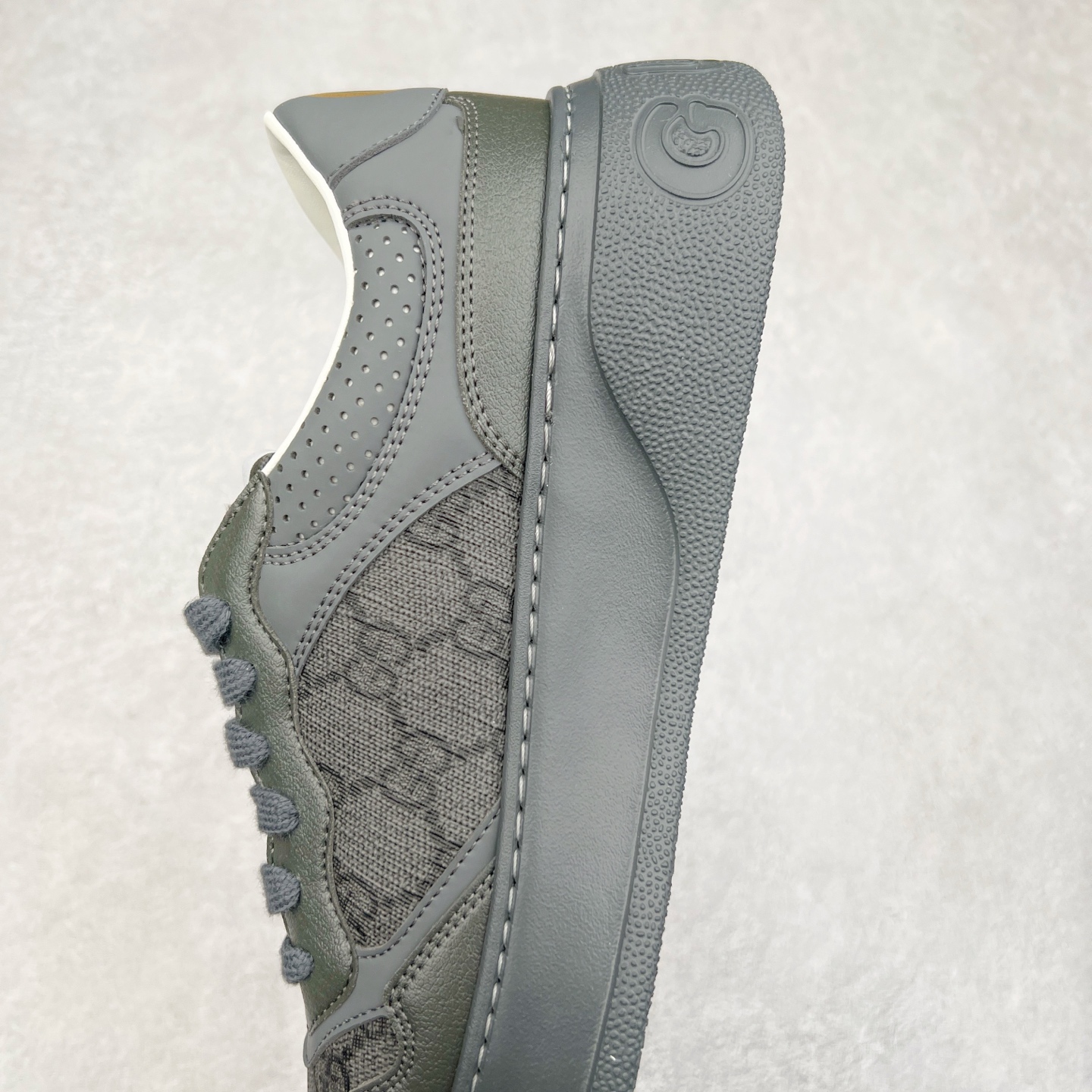 图片[7]-Gucci Chunky B Screener GG 古驰饼干鞋运动休闲鞋系列 纯原级别 原版盒子 官方一致原版 原标原盒 官方全套配件 原装雪梨形超软沙绒纸团 手工上线 不开胶 该品牌鞋款在制作中使用的是环保植物胶水 采用版凝胶技术(空胶工艺）存在一些缝隙属于正常现象 不用担心会影响到您的正常使用效果 采用厚底结构 巧妙运用外观设计、配色和材质三重元素 展现出复古风范 别致的橡胶鞋底 搭配米色和乌木色经典GG帆布鞋身及同色调皮革滚边 突显时尚大气的品味 尺码：35 36 37 38 39 40 41 42 43 44 45-选品中心