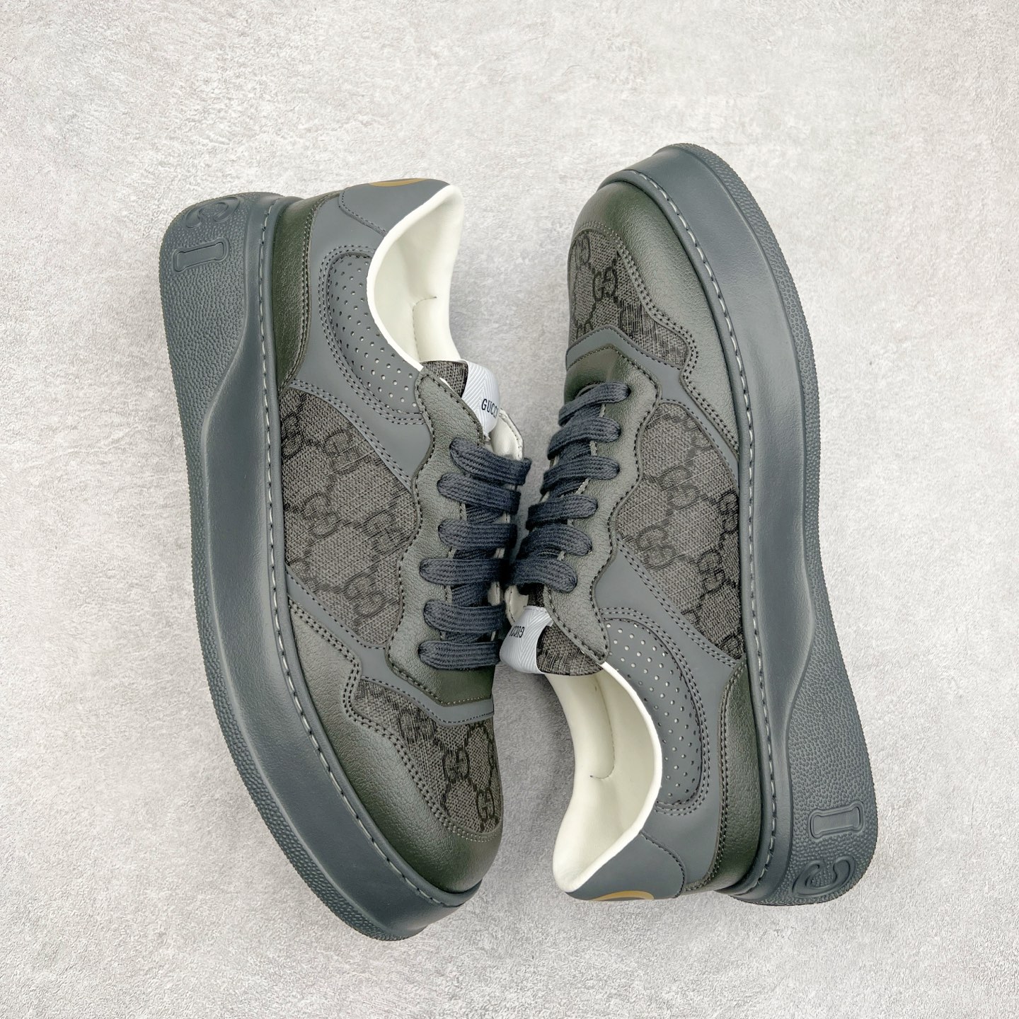 图片[3]-Gucci Chunky B Screener GG 古驰饼干鞋运动休闲鞋系列 纯原级别 原版盒子 官方一致原版 原标原盒 官方全套配件 原装雪梨形超软沙绒纸团 手工上线 不开胶 该品牌鞋款在制作中使用的是环保植物胶水 采用版凝胶技术(空胶工艺）存在一些缝隙属于正常现象 不用担心会影响到您的正常使用效果 采用厚底结构 巧妙运用外观设计、配色和材质三重元素 展现出复古风范 别致的橡胶鞋底 搭配米色和乌木色经典GG帆布鞋身及同色调皮革滚边 突显时尚大气的品味 尺码：35 36 37 38 39 40 41 42 43 44 45-选品中心