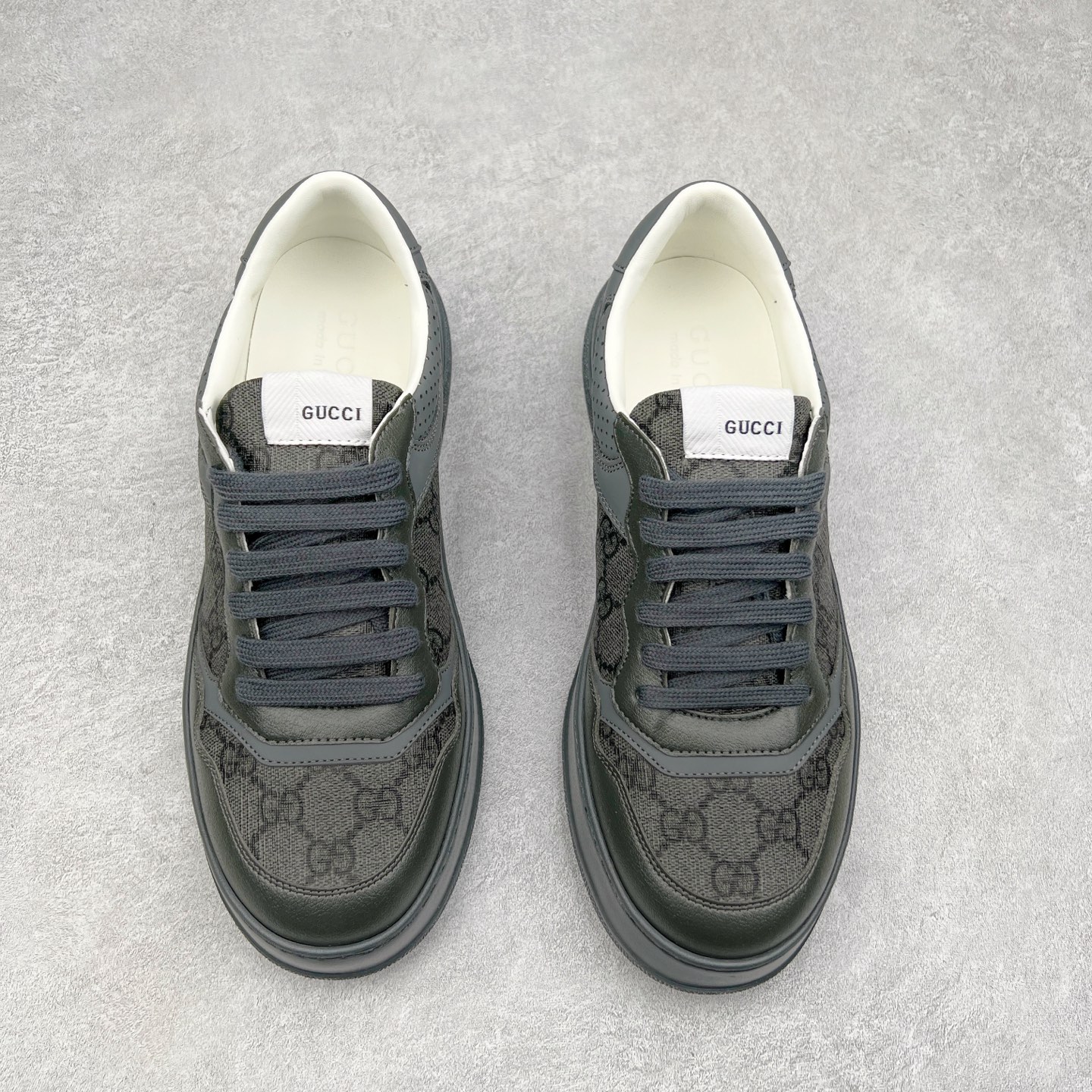 图片[2]-Gucci Chunky B Screener GG 古驰饼干鞋运动休闲鞋系列 纯原级别 原版盒子 官方一致原版 原标原盒 官方全套配件 原装雪梨形超软沙绒纸团 手工上线 不开胶 该品牌鞋款在制作中使用的是环保植物胶水 采用版凝胶技术(空胶工艺）存在一些缝隙属于正常现象 不用担心会影响到您的正常使用效果 采用厚底结构 巧妙运用外观设计、配色和材质三重元素 展现出复古风范 别致的橡胶鞋底 搭配米色和乌木色经典GG帆布鞋身及同色调皮革滚边 突显时尚大气的品味 尺码：35 36 37 38 39 40 41 42 43 44 45-选品中心