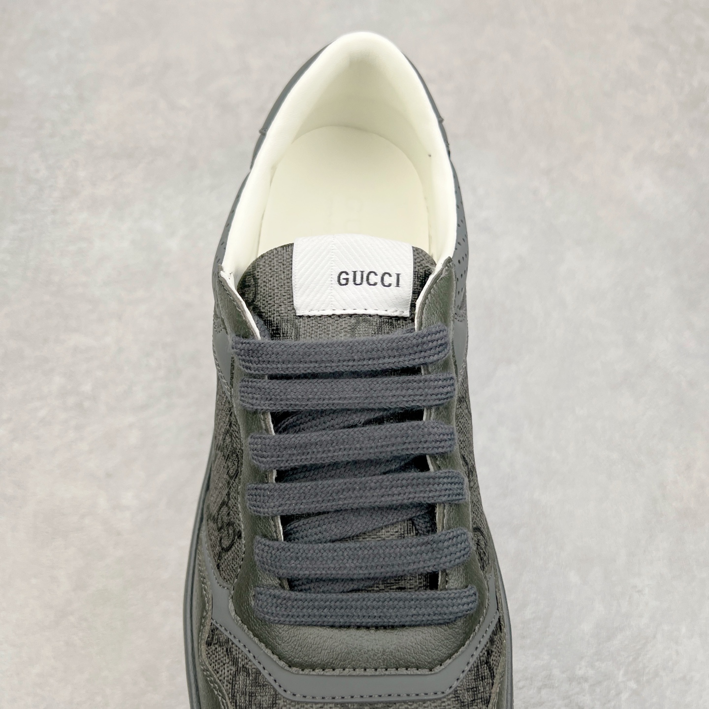 图片[5]-Gucci Chunky B Screener GG 古驰饼干鞋运动休闲鞋系列 纯原级别 原版盒子 官方一致原版 原标原盒 官方全套配件 原装雪梨形超软沙绒纸团 手工上线 不开胶 该品牌鞋款在制作中使用的是环保植物胶水 采用版凝胶技术(空胶工艺）存在一些缝隙属于正常现象 不用担心会影响到您的正常使用效果 采用厚底结构 巧妙运用外观设计、配色和材质三重元素 展现出复古风范 别致的橡胶鞋底 搭配米色和乌木色经典GG帆布鞋身及同色调皮革滚边 突显时尚大气的品味 尺码：35 36 37 38 39 40 41 42 43 44 45-选品中心