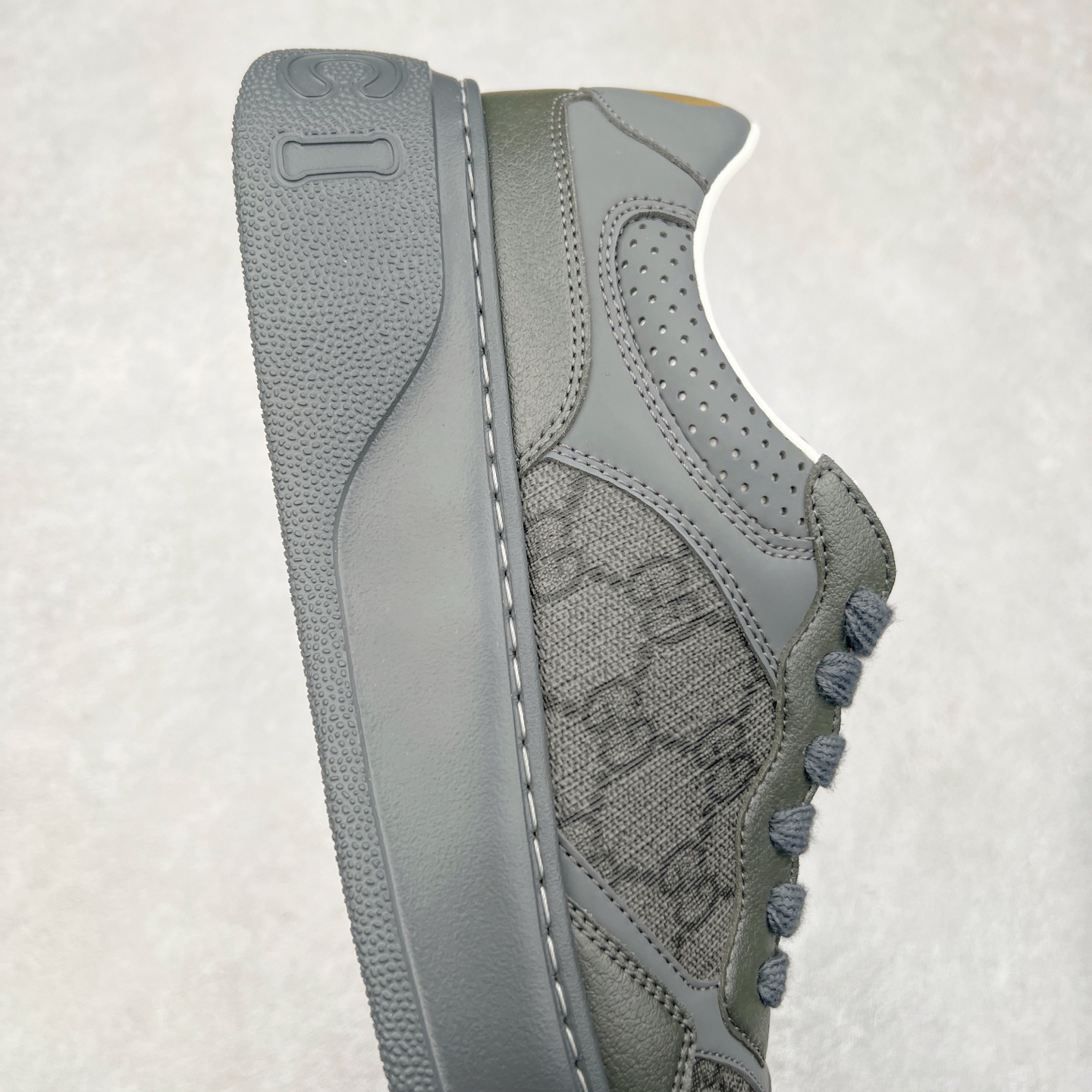 图片[6]-Gucci Chunky B Screener GG 古驰饼干鞋运动休闲鞋系列 纯原级别 原版盒子 官方一致原版 原标原盒 官方全套配件 原装雪梨形超软沙绒纸团 手工上线 不开胶 该品牌鞋款在制作中使用的是环保植物胶水 采用版凝胶技术(空胶工艺）存在一些缝隙属于正常现象 不用担心会影响到您的正常使用效果 采用厚底结构 巧妙运用外观设计、配色和材质三重元素 展现出复古风范 别致的橡胶鞋底 搭配米色和乌木色经典GG帆布鞋身及同色调皮革滚边 突显时尚大气的品味 尺码：35 36 37 38 39 40 41 42 43 44 45-选品中心