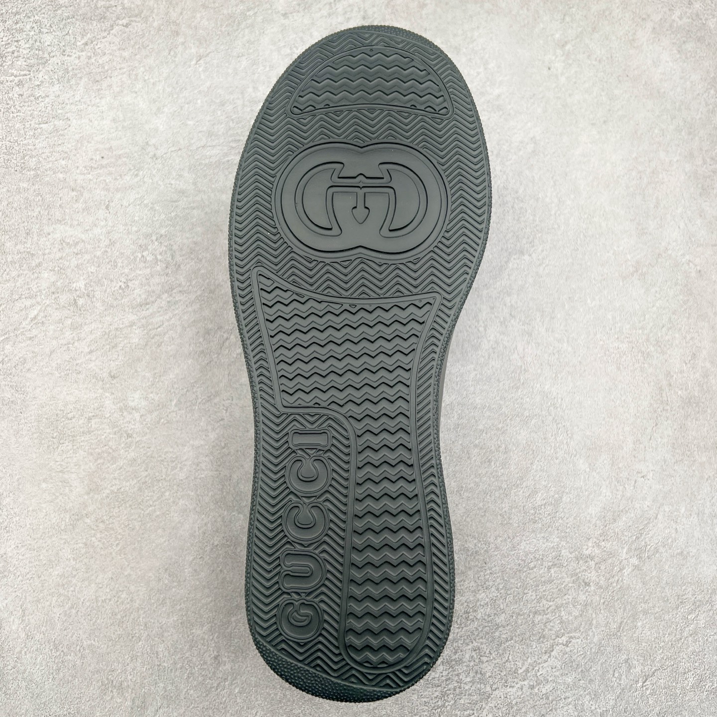 图片[9]-Gucci Chunky B Screener GG 古驰饼干鞋运动休闲鞋系列 纯原级别 原版盒子 官方一致原版 原标原盒 官方全套配件 原装雪梨形超软沙绒纸团 手工上线 不开胶 该品牌鞋款在制作中使用的是环保植物胶水 采用版凝胶技术(空胶工艺）存在一些缝隙属于正常现象 不用担心会影响到您的正常使用效果 采用厚底结构 巧妙运用外观设计、配色和材质三重元素 展现出复古风范 别致的橡胶鞋底 搭配米色和乌木色经典GG帆布鞋身及同色调皮革滚边 突显时尚大气的品味 尺码：35 36 37 38 39 40 41 42 43 44 45-选品中心