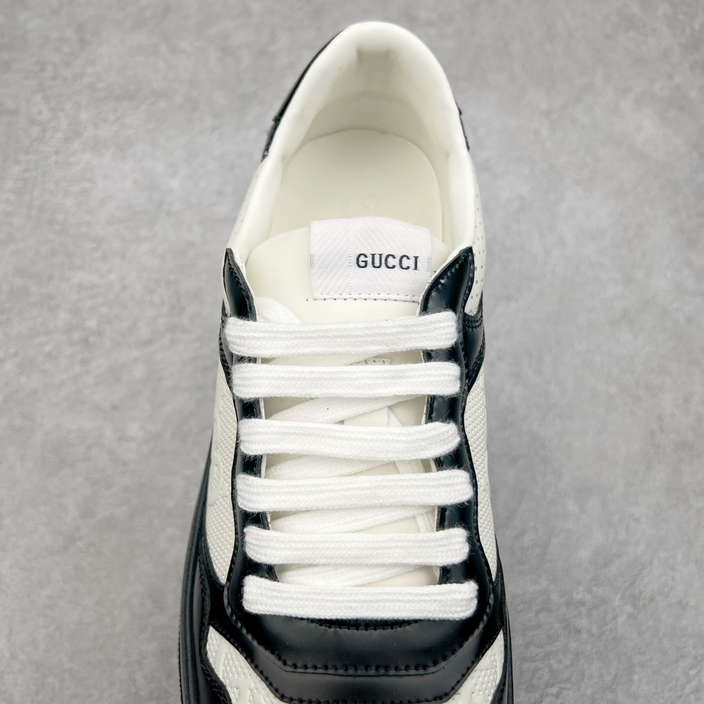 图片[5]-Gucci Chunky B Screener GG 古驰饼干鞋运动休闲鞋系列 纯原级别 原版盒子 官方一致原版 原标原盒 官方全套配件 原装雪梨形超软沙绒纸团 手工上线 不开胶 该品牌鞋款在制作中使用的是环保植物胶水 采用版凝胶技术(空胶工艺）存在一些缝隙属于正常现象 不用担心会影响到您的正常使用效果 采用厚底结构 巧妙运用外观设计、配色和材质三重元素 展现出复古风范 别致的橡胶鞋底 搭配米色和乌木色经典GG帆布鞋身及同色调皮革滚边 突显时尚大气的品味 尺码：35 36 37 38 39 40 41 42 43 44 45-选品中心