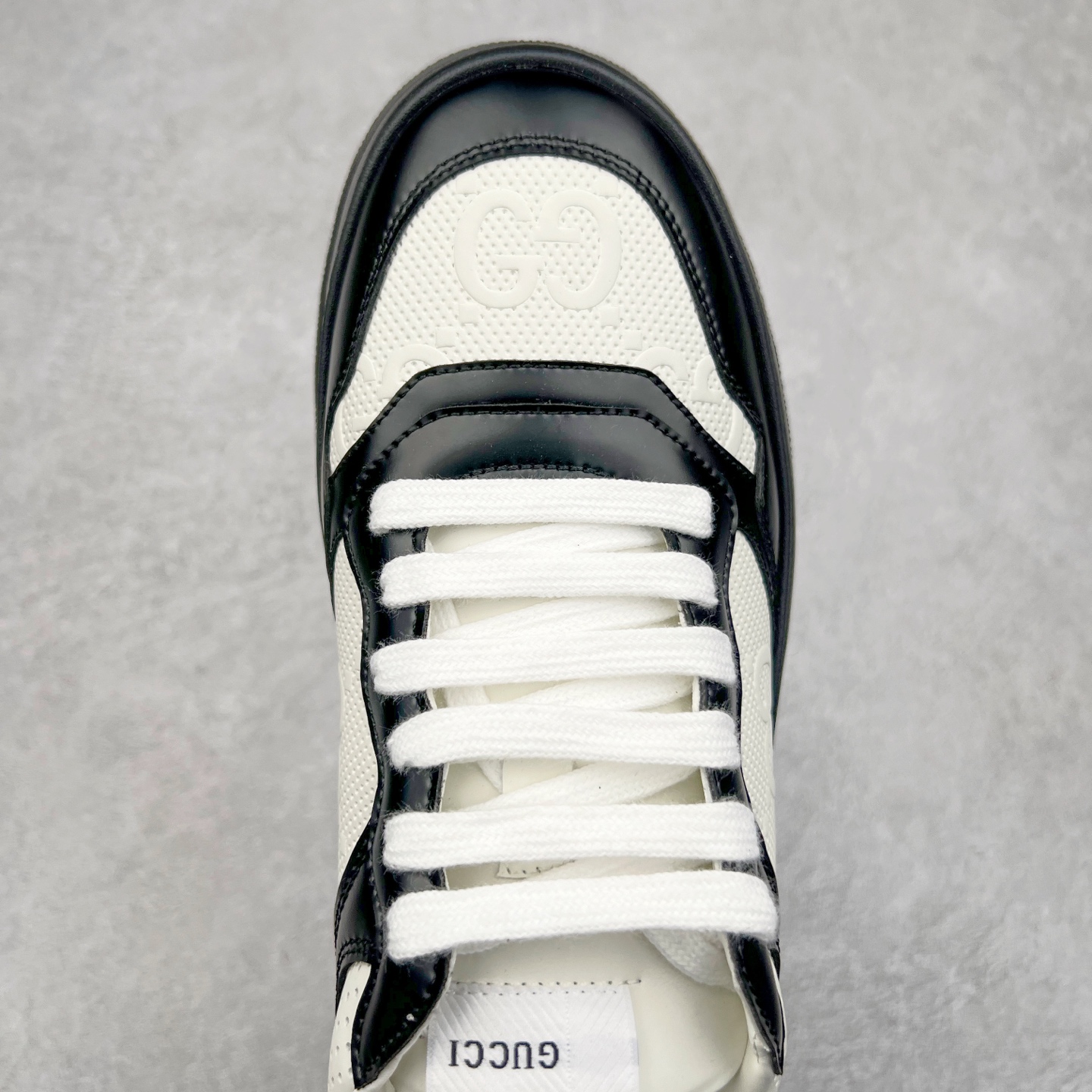 图片[4]-Gucci Chunky B Screener GG 古驰饼干鞋运动休闲鞋系列 纯原级别 原版盒子 官方一致原版 原标原盒 官方全套配件 原装雪梨形超软沙绒纸团 手工上线 不开胶 该品牌鞋款在制作中使用的是环保植物胶水 采用版凝胶技术(空胶工艺）存在一些缝隙属于正常现象 不用担心会影响到您的正常使用效果 采用厚底结构 巧妙运用外观设计、配色和材质三重元素 展现出复古风范 别致的橡胶鞋底 搭配米色和乌木色经典GG帆布鞋身及同色调皮革滚边 突显时尚大气的品味 尺码：35 36 37 38 39 40 41 42 43 44 45-选品中心