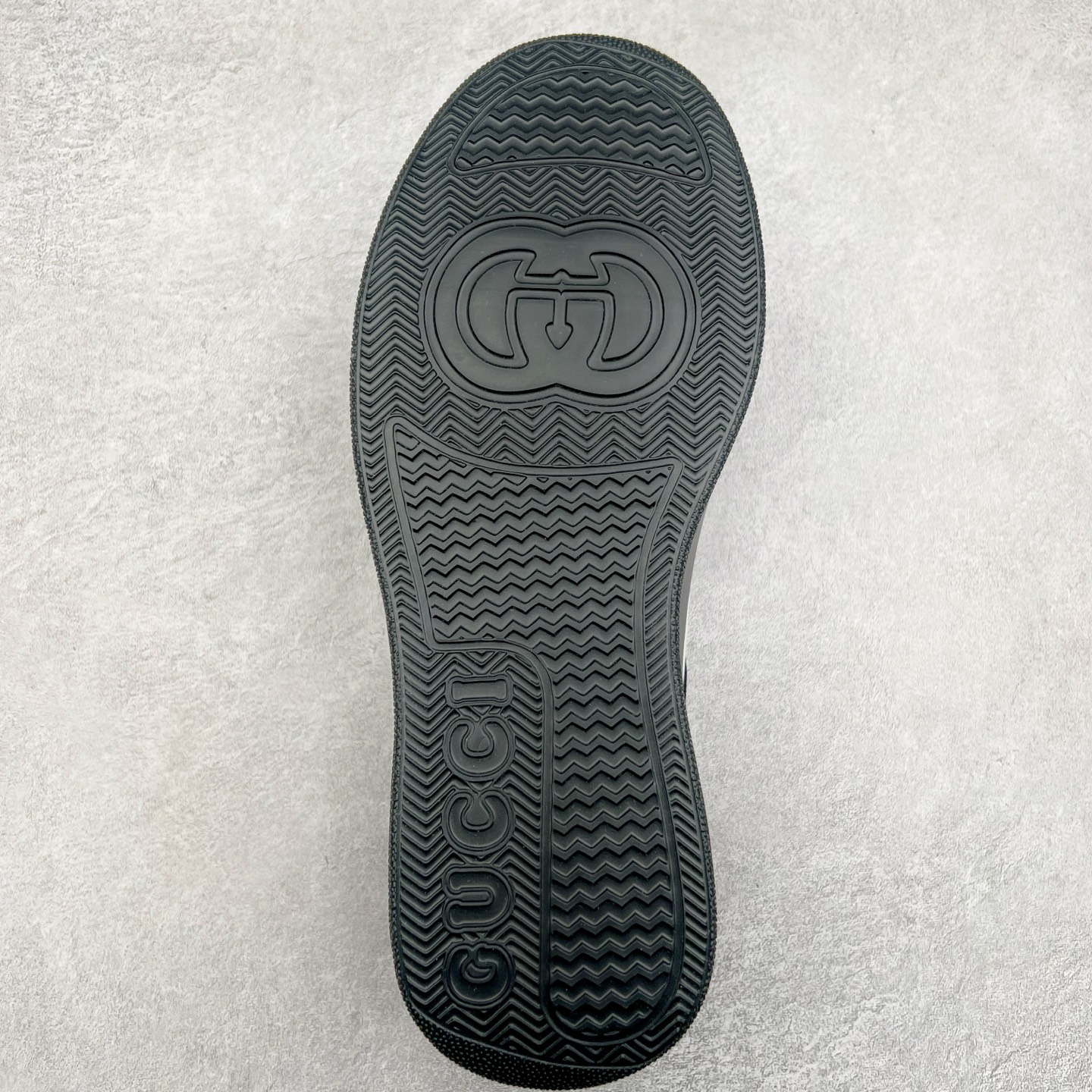 图片[9]-Gucci Chunky B Screener GG 古驰饼干鞋运动休闲鞋系列 纯原级别 原版盒子 官方一致原版 原标原盒 官方全套配件 原装雪梨形超软沙绒纸团 手工上线 不开胶 该品牌鞋款在制作中使用的是环保植物胶水 采用版凝胶技术(空胶工艺）存在一些缝隙属于正常现象 不用担心会影响到您的正常使用效果 采用厚底结构 巧妙运用外观设计、配色和材质三重元素 展现出复古风范 别致的橡胶鞋底 搭配米色和乌木色经典GG帆布鞋身及同色调皮革滚边 突显时尚大气的品味 尺码：35 36 37 38 39 40 41 42 43 44 45-选品中心