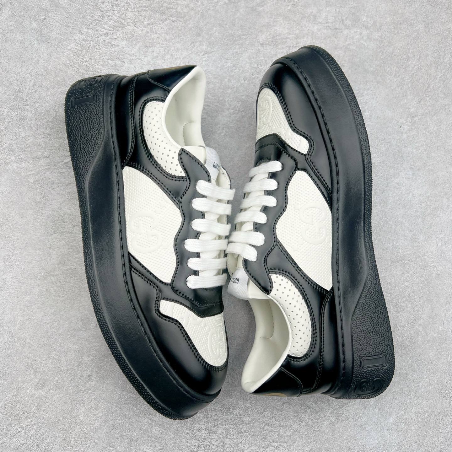 图片[3]-Gucci Chunky B Screener GG 古驰饼干鞋运动休闲鞋系列 纯原级别 原版盒子 官方一致原版 原标原盒 官方全套配件 原装雪梨形超软沙绒纸团 手工上线 不开胶 该品牌鞋款在制作中使用的是环保植物胶水 采用版凝胶技术(空胶工艺）存在一些缝隙属于正常现象 不用担心会影响到您的正常使用效果 采用厚底结构 巧妙运用外观设计、配色和材质三重元素 展现出复古风范 别致的橡胶鞋底 搭配米色和乌木色经典GG帆布鞋身及同色调皮革滚边 突显时尚大气的品味 尺码：35 36 37 38 39 40 41 42 43 44 45-选品中心