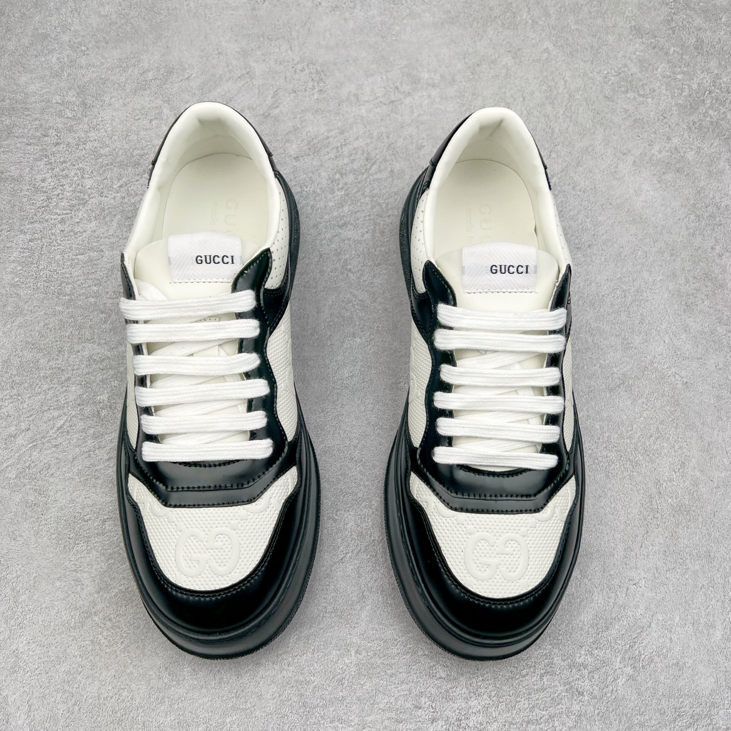 图片[2]-Gucci Chunky B Screener GG 古驰饼干鞋运动休闲鞋系列 纯原级别 原版盒子 官方一致原版 原标原盒 官方全套配件 原装雪梨形超软沙绒纸团 手工上线 不开胶 该品牌鞋款在制作中使用的是环保植物胶水 采用版凝胶技术(空胶工艺）存在一些缝隙属于正常现象 不用担心会影响到您的正常使用效果 采用厚底结构 巧妙运用外观设计、配色和材质三重元素 展现出复古风范 别致的橡胶鞋底 搭配米色和乌木色经典GG帆布鞋身及同色调皮革滚边 突显时尚大气的品味 尺码：35 36 37 38 39 40 41 42 43 44 45-选品中心