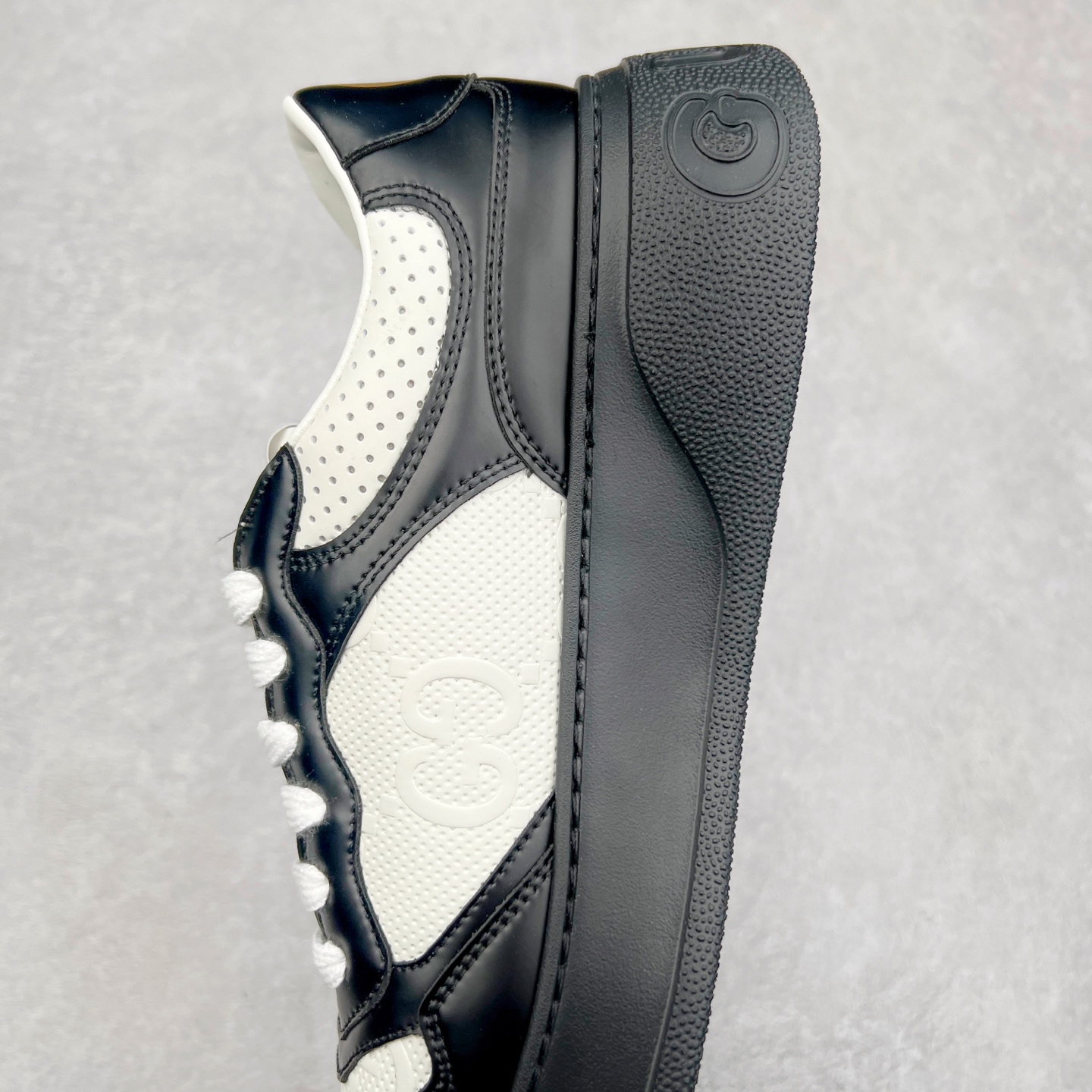 图片[7]-Gucci Chunky B Screener GG 古驰饼干鞋运动休闲鞋系列 纯原级别 原版盒子 官方一致原版 原标原盒 官方全套配件 原装雪梨形超软沙绒纸团 手工上线 不开胶 该品牌鞋款在制作中使用的是环保植物胶水 采用版凝胶技术(空胶工艺）存在一些缝隙属于正常现象 不用担心会影响到您的正常使用效果 采用厚底结构 巧妙运用外观设计、配色和材质三重元素 展现出复古风范 别致的橡胶鞋底 搭配米色和乌木色经典GG帆布鞋身及同色调皮革滚边 突显时尚大气的品味 尺码：35 36 37 38 39 40 41 42 43 44 45-选品中心