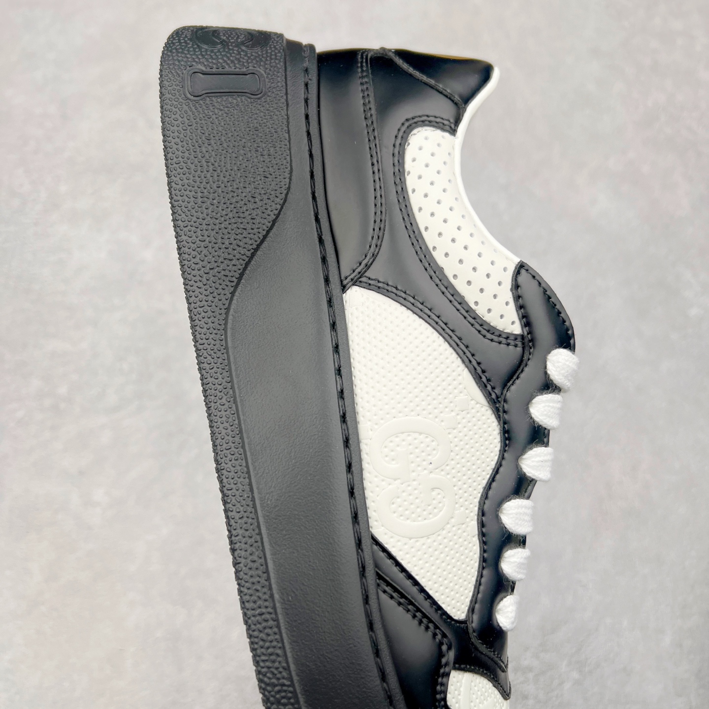 图片[6]-Gucci Chunky B Screener GG 古驰饼干鞋运动休闲鞋系列 纯原级别 原版盒子 官方一致原版 原标原盒 官方全套配件 原装雪梨形超软沙绒纸团 手工上线 不开胶 该品牌鞋款在制作中使用的是环保植物胶水 采用版凝胶技术(空胶工艺）存在一些缝隙属于正常现象 不用担心会影响到您的正常使用效果 采用厚底结构 巧妙运用外观设计、配色和材质三重元素 展现出复古风范 别致的橡胶鞋底 搭配米色和乌木色经典GG帆布鞋身及同色调皮革滚边 突显时尚大气的品味 尺码：35 36 37 38 39 40 41 42 43 44 45-选品中心