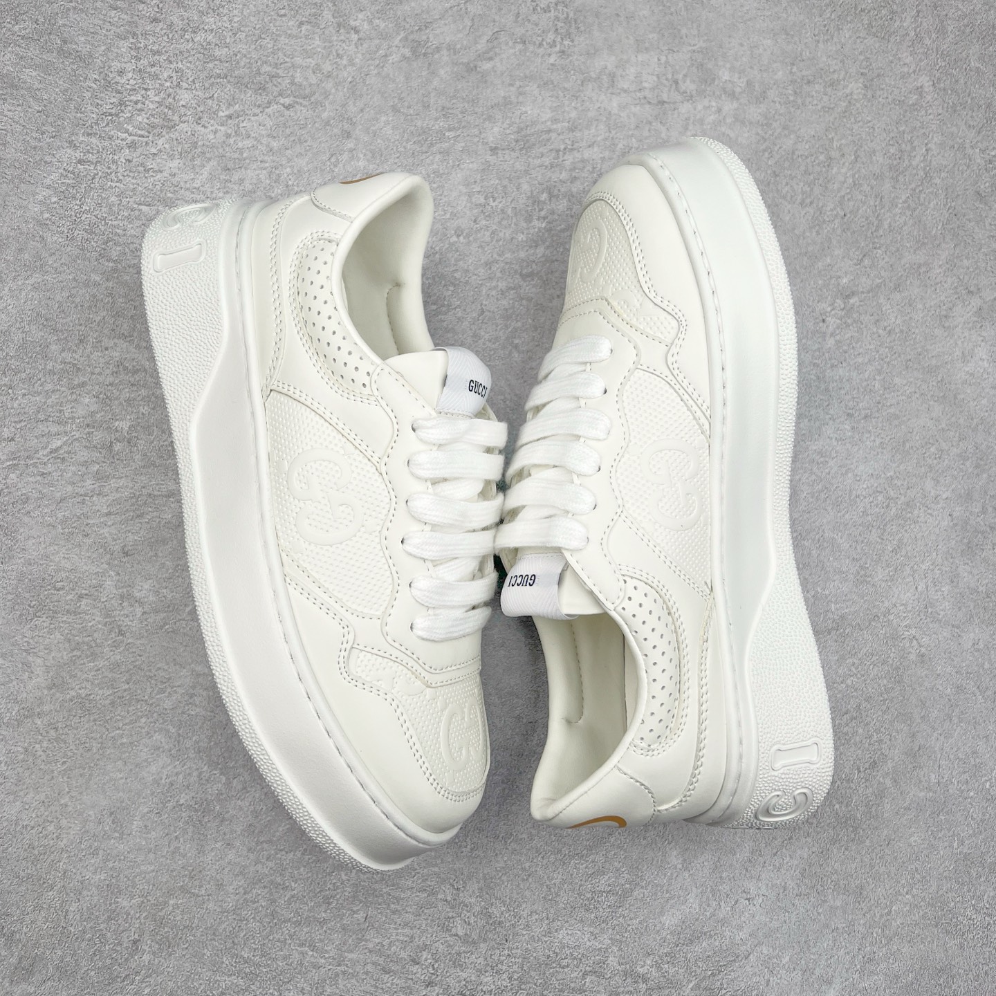 图片[3]-Gucci Chunky B Screener GG 古驰饼干鞋运动休闲鞋系列 纯原级别 原版盒子 官方一致原版 原标原盒 官方全套配件 原装雪梨形超软沙绒纸团 手工上线 不开胶 该品牌鞋款在制作中使用的是环保植物胶水 采用版凝胶技术(空胶工艺）存在一些缝隙属于正常现象 不用担心会影响到您的正常使用效果 采用厚底结构 巧妙运用外观设计、配色和材质三重元素 展现出复古风范 别致的橡胶鞋底 搭配米色和乌木色经典GG帆布鞋身及同色调皮革滚边 突显时尚大气的品味 尺码：35 36 37 38 39 40 41 42 43 44 45-选品中心