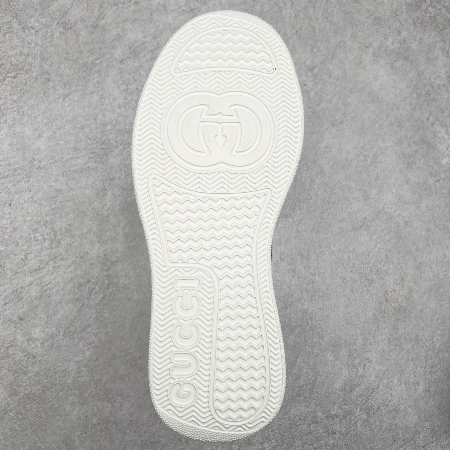 图片[9]-Gucci Chunky B Screener GG 古驰饼干鞋运动休闲鞋系列 纯原级别 原版盒子 官方一致原版 原标原盒 官方全套配件 原装雪梨形超软沙绒纸团 手工上线 不开胶 该品牌鞋款在制作中使用的是环保植物胶水 采用版凝胶技术(空胶工艺）存在一些缝隙属于正常现象 不用担心会影响到您的正常使用效果 采用厚底结构 巧妙运用外观设计、配色和材质三重元素 展现出复古风范 别致的橡胶鞋底 搭配米色和乌木色经典GG帆布鞋身及同色调皮革滚边 突显时尚大气的品味 尺码：35 36 37 38 39 40 41 42 43 44 45-选品中心