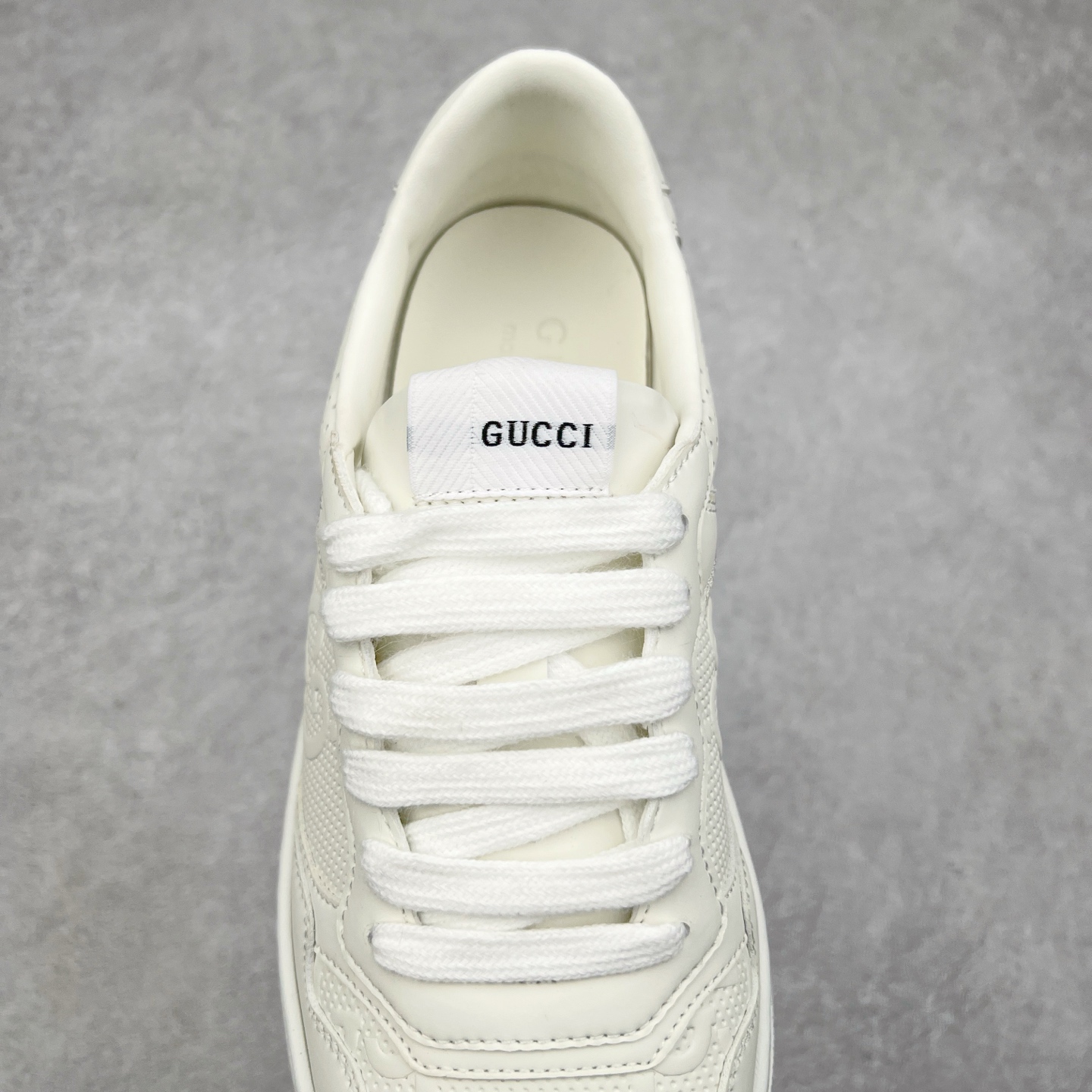 图片[5]-Gucci Chunky B Screener GG 古驰饼干鞋运动休闲鞋系列 纯原级别 原版盒子 官方一致原版 原标原盒 官方全套配件 原装雪梨形超软沙绒纸团 手工上线 不开胶 该品牌鞋款在制作中使用的是环保植物胶水 采用版凝胶技术(空胶工艺）存在一些缝隙属于正常现象 不用担心会影响到您的正常使用效果 采用厚底结构 巧妙运用外观设计、配色和材质三重元素 展现出复古风范 别致的橡胶鞋底 搭配米色和乌木色经典GG帆布鞋身及同色调皮革滚边 突显时尚大气的品味 尺码：35 36 37 38 39 40 41 42 43 44 45-选品中心