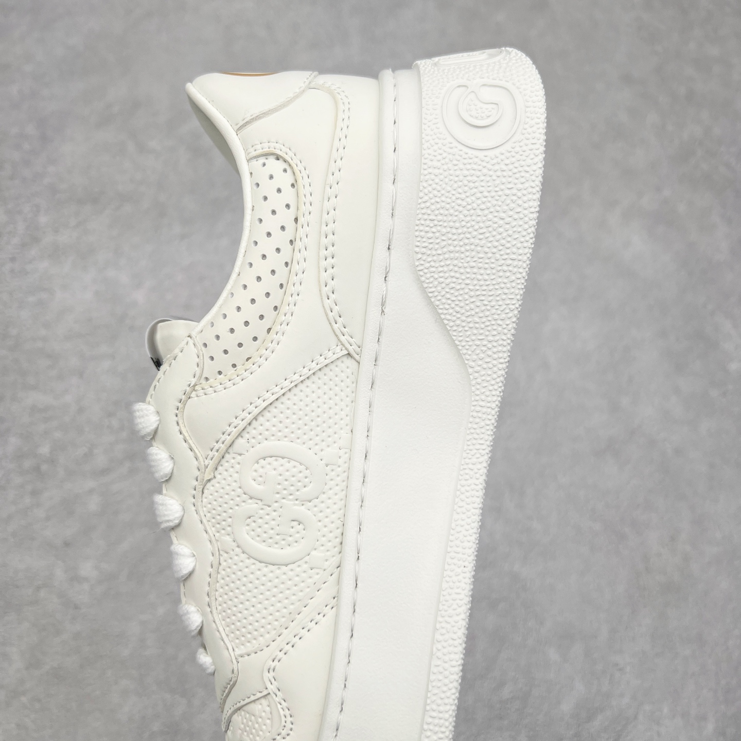 图片[7]-Gucci Chunky B Screener GG 古驰饼干鞋运动休闲鞋系列 纯原级别 原版盒子 官方一致原版 原标原盒 官方全套配件 原装雪梨形超软沙绒纸团 手工上线 不开胶 该品牌鞋款在制作中使用的是环保植物胶水 采用版凝胶技术(空胶工艺）存在一些缝隙属于正常现象 不用担心会影响到您的正常使用效果 采用厚底结构 巧妙运用外观设计、配色和材质三重元素 展现出复古风范 别致的橡胶鞋底 搭配米色和乌木色经典GG帆布鞋身及同色调皮革滚边 突显时尚大气的品味 尺码：35 36 37 38 39 40 41 42 43 44 45-选品中心