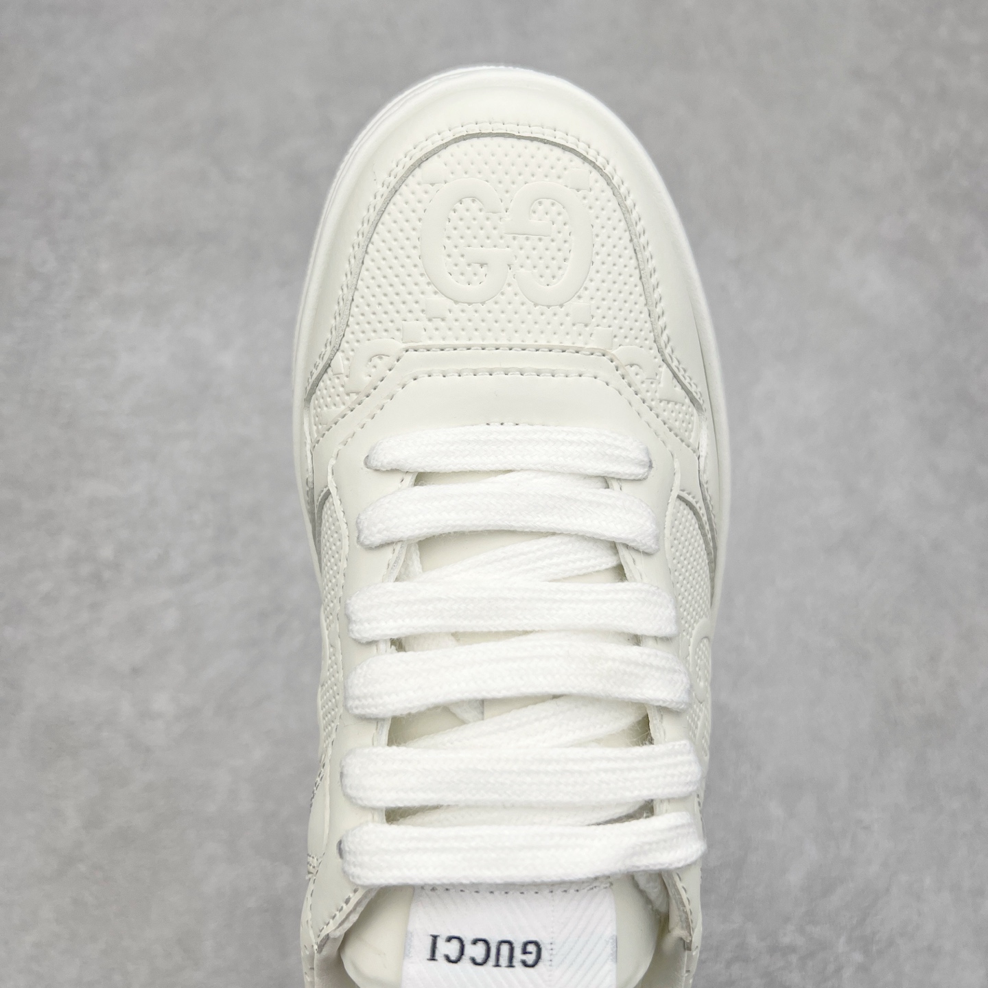 图片[4]-Gucci Chunky B Screener GG 古驰饼干鞋运动休闲鞋系列 纯原级别 原版盒子 官方一致原版 原标原盒 官方全套配件 原装雪梨形超软沙绒纸团 手工上线 不开胶 该品牌鞋款在制作中使用的是环保植物胶水 采用版凝胶技术(空胶工艺）存在一些缝隙属于正常现象 不用担心会影响到您的正常使用效果 采用厚底结构 巧妙运用外观设计、配色和材质三重元素 展现出复古风范 别致的橡胶鞋底 搭配米色和乌木色经典GG帆布鞋身及同色调皮革滚边 突显时尚大气的品味 尺码：35 36 37 38 39 40 41 42 43 44 45-选品中心