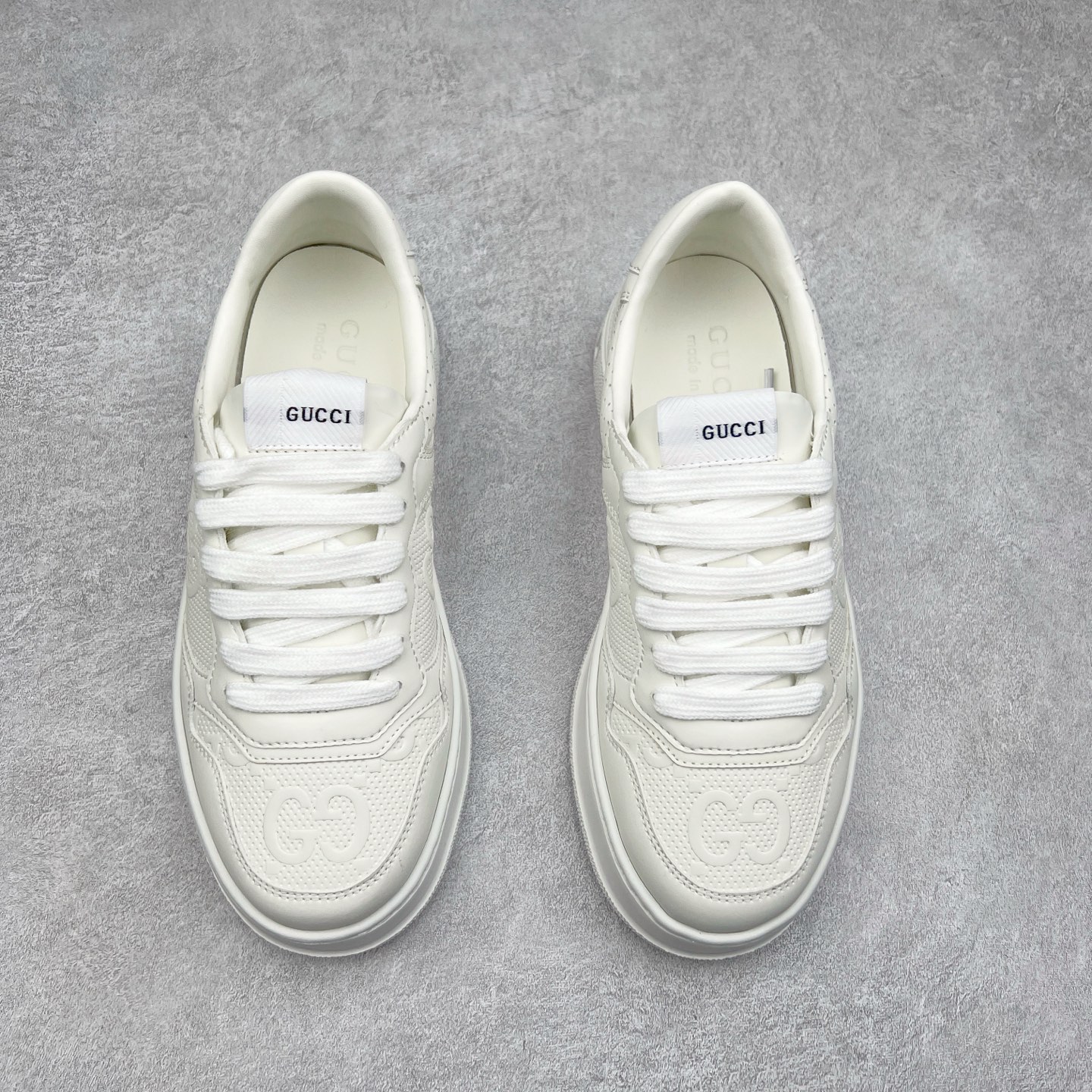 图片[2]-Gucci Chunky B Screener GG 古驰饼干鞋运动休闲鞋系列 纯原级别 原版盒子 官方一致原版 原标原盒 官方全套配件 原装雪梨形超软沙绒纸团 手工上线 不开胶 该品牌鞋款在制作中使用的是环保植物胶水 采用版凝胶技术(空胶工艺）存在一些缝隙属于正常现象 不用担心会影响到您的正常使用效果 采用厚底结构 巧妙运用外观设计、配色和材质三重元素 展现出复古风范 别致的橡胶鞋底 搭配米色和乌木色经典GG帆布鞋身及同色调皮革滚边 突显时尚大气的品味 尺码：35 36 37 38 39 40 41 42 43 44 45-选品中心