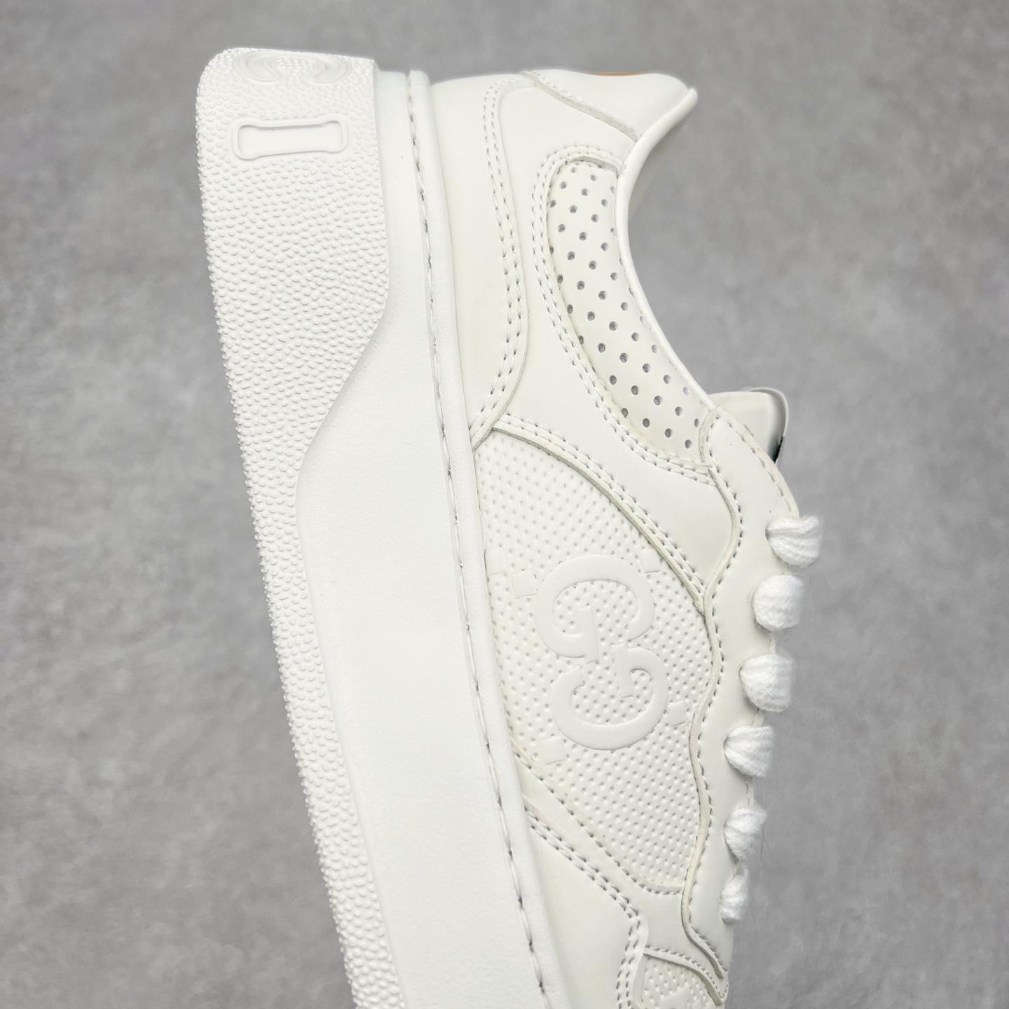 图片[6]-Gucci Chunky B Screener GG 古驰饼干鞋运动休闲鞋系列 纯原级别 原版盒子 官方一致原版 原标原盒 官方全套配件 原装雪梨形超软沙绒纸团 手工上线 不开胶 该品牌鞋款在制作中使用的是环保植物胶水 采用版凝胶技术(空胶工艺）存在一些缝隙属于正常现象 不用担心会影响到您的正常使用效果 采用厚底结构 巧妙运用外观设计、配色和材质三重元素 展现出复古风范 别致的橡胶鞋底 搭配米色和乌木色经典GG帆布鞋身及同色调皮革滚边 突显时尚大气的品味 尺码：35 36 37 38 39 40 41 42 43 44 45-选品中心