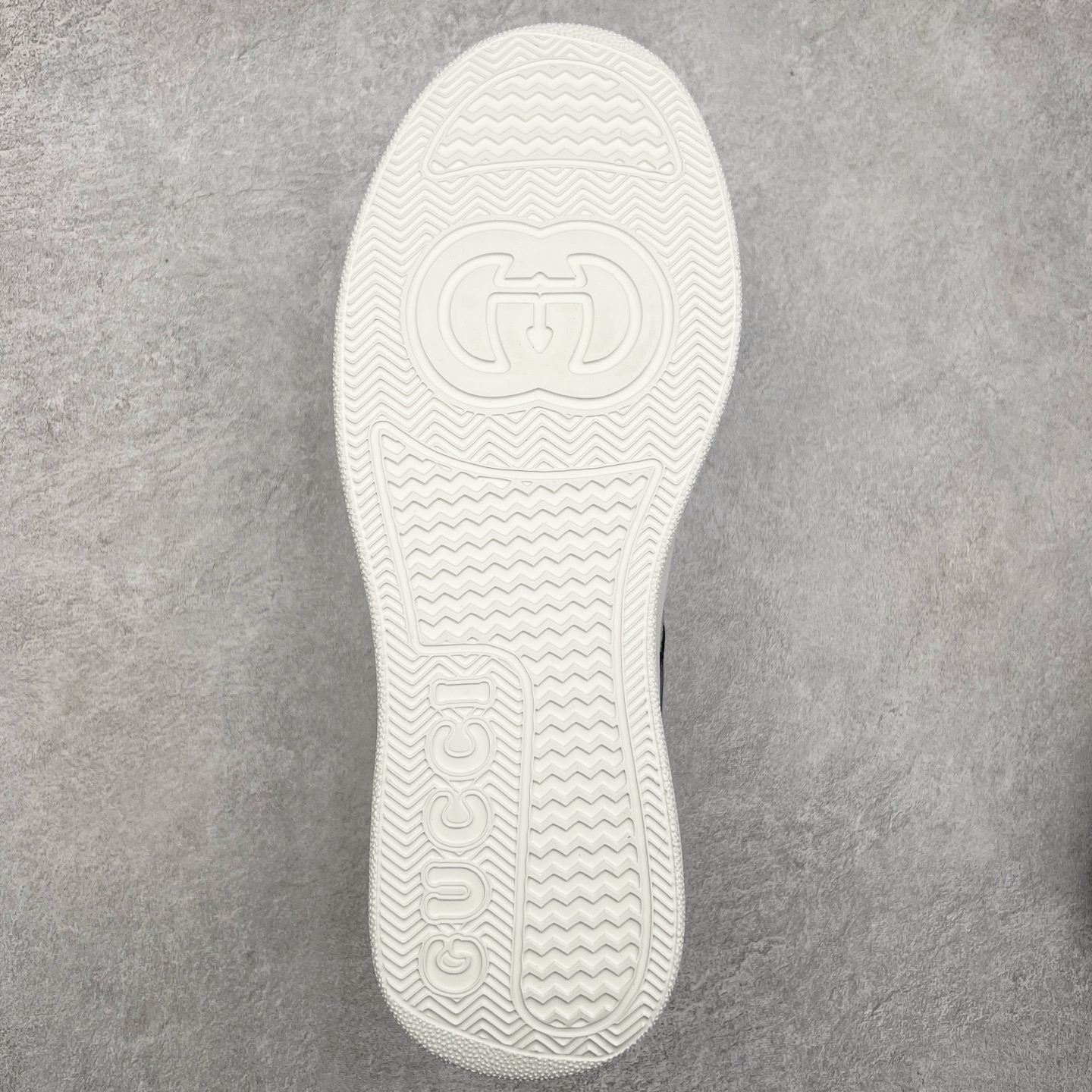 图片[9]-Gucci Chunky B Screener GG 古驰饼干鞋运动休闲鞋系列 纯原级别 原版盒子 官方一致原版 原标原盒 官方全套配件 原装雪梨形超软沙绒纸团 手工上线 不开胶 该品牌鞋款在制作中使用的是环保植物胶水 采用版凝胶技术(空胶工艺）存在一些缝隙属于正常现象 不用担心会影响到您的正常使用效果 采用厚底结构 巧妙运用外观设计、配色和材质三重元素 展现出复古风范 别致的橡胶鞋底 搭配米色和乌木色经典GG帆布鞋身及同色调皮革滚边 突显时尚大气的品味 尺码：35 36 37 38 39 40 41 42 43 44 45-选品中心