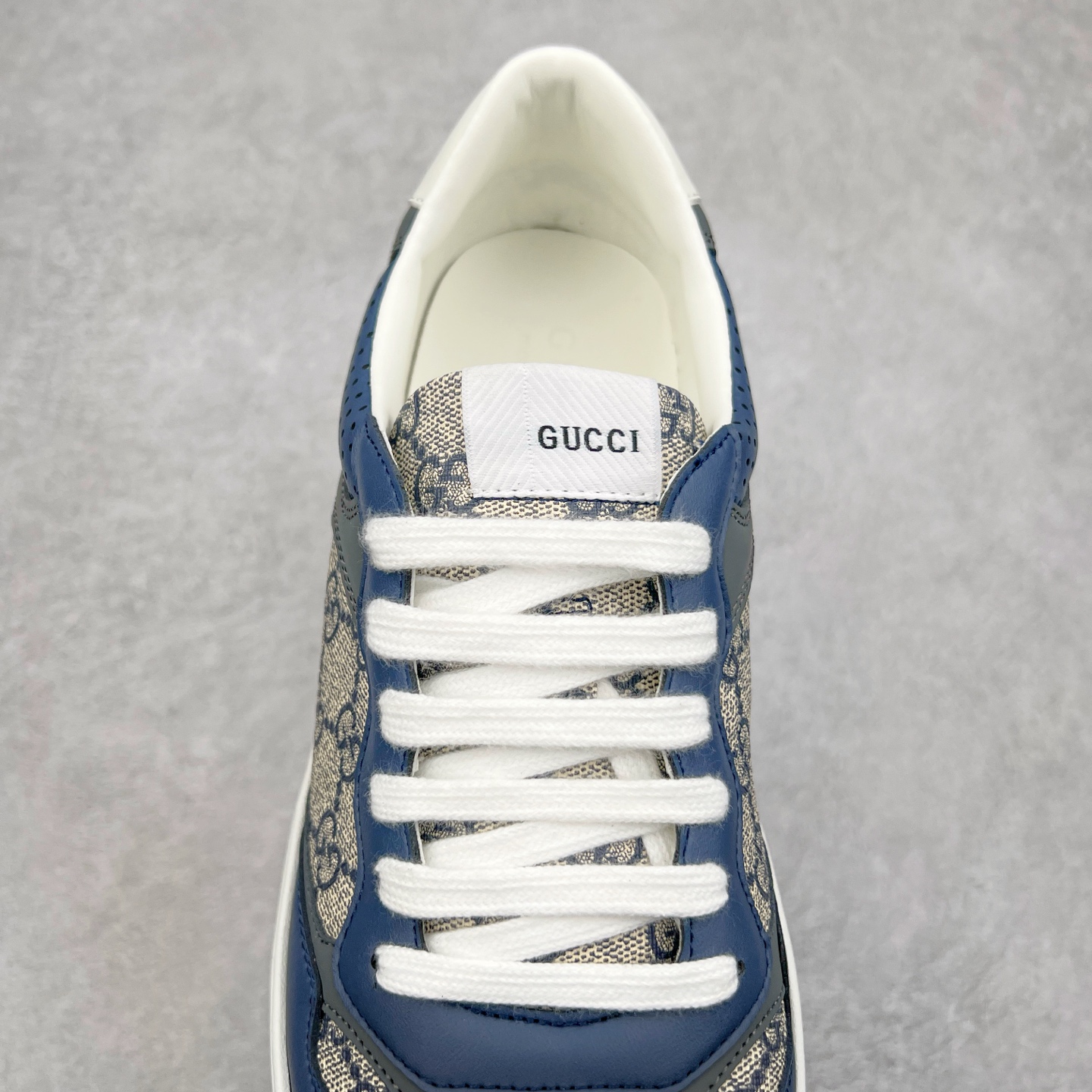 图片[5]-Gucci Chunky B Screener GG 古驰饼干鞋运动休闲鞋系列 纯原级别 原版盒子 官方一致原版 原标原盒 官方全套配件 原装雪梨形超软沙绒纸团 手工上线 不开胶 该品牌鞋款在制作中使用的是环保植物胶水 采用版凝胶技术(空胶工艺）存在一些缝隙属于正常现象 不用担心会影响到您的正常使用效果 采用厚底结构 巧妙运用外观设计、配色和材质三重元素 展现出复古风范 别致的橡胶鞋底 搭配米色和乌木色经典GG帆布鞋身及同色调皮革滚边 突显时尚大气的品味 尺码：35 36 37 38 39 40 41 42 43 44 45-选品中心