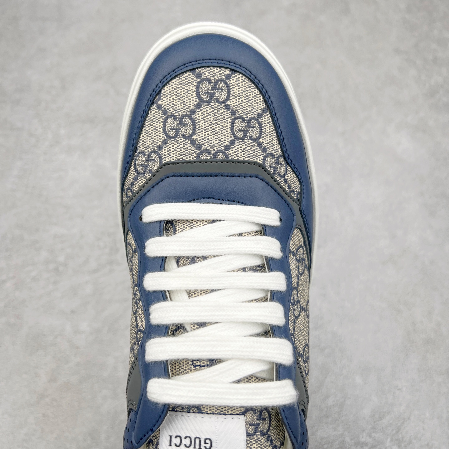 图片[4]-Gucci Chunky B Screener GG 古驰饼干鞋运动休闲鞋系列 纯原级别 原版盒子 官方一致原版 原标原盒 官方全套配件 原装雪梨形超软沙绒纸团 手工上线 不开胶 该品牌鞋款在制作中使用的是环保植物胶水 采用版凝胶技术(空胶工艺）存在一些缝隙属于正常现象 不用担心会影响到您的正常使用效果 采用厚底结构 巧妙运用外观设计、配色和材质三重元素 展现出复古风范 别致的橡胶鞋底 搭配米色和乌木色经典GG帆布鞋身及同色调皮革滚边 突显时尚大气的品味 尺码：35 36 37 38 39 40 41 42 43 44 45-选品中心