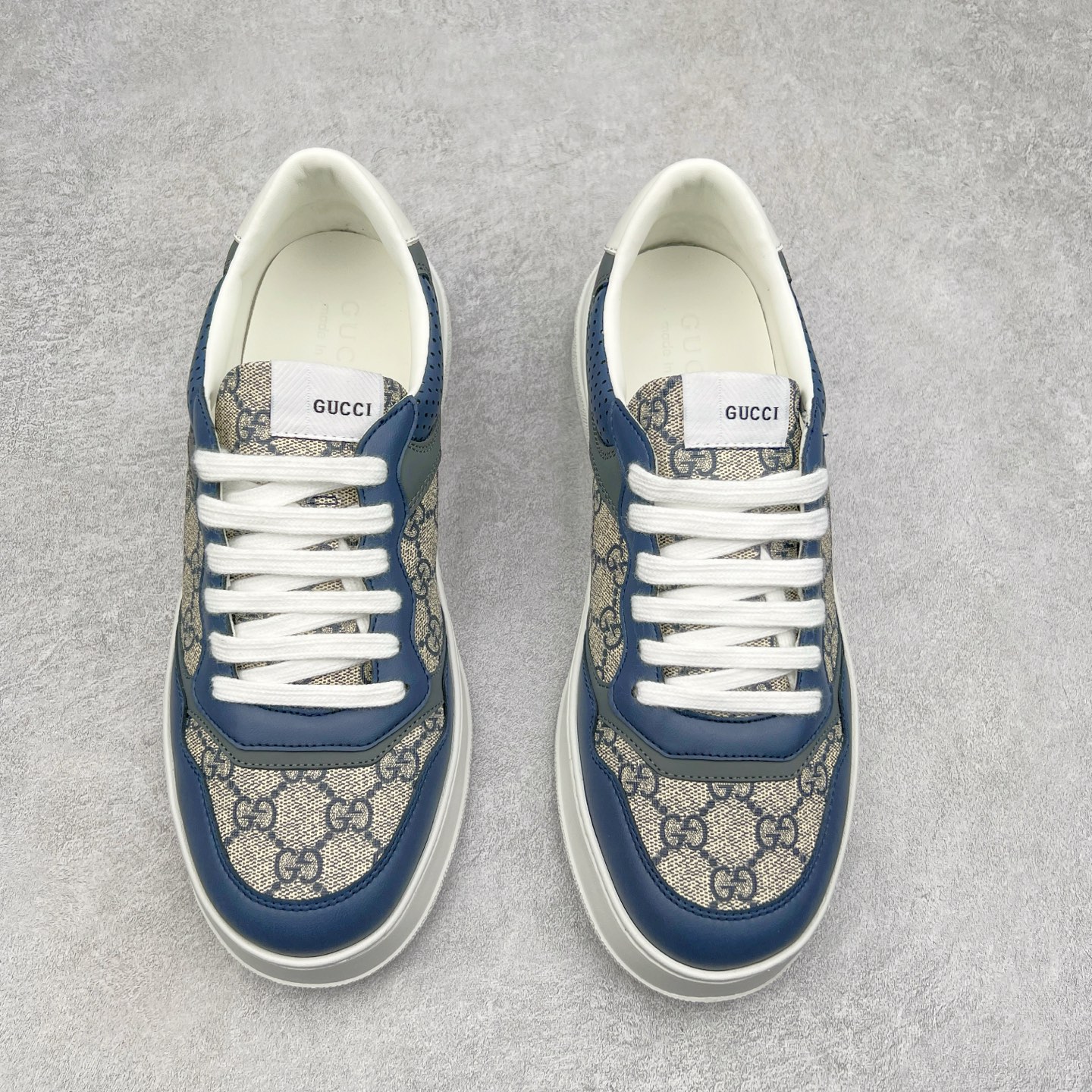 图片[2]-Gucci Chunky B Screener GG 古驰饼干鞋运动休闲鞋系列 纯原级别 原版盒子 官方一致原版 原标原盒 官方全套配件 原装雪梨形超软沙绒纸团 手工上线 不开胶 该品牌鞋款在制作中使用的是环保植物胶水 采用版凝胶技术(空胶工艺）存在一些缝隙属于正常现象 不用担心会影响到您的正常使用效果 采用厚底结构 巧妙运用外观设计、配色和材质三重元素 展现出复古风范 别致的橡胶鞋底 搭配米色和乌木色经典GG帆布鞋身及同色调皮革滚边 突显时尚大气的品味 尺码：35 36 37 38 39 40 41 42 43 44 45-选品中心