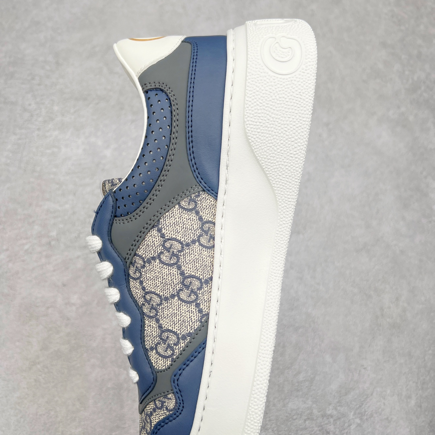 图片[7]-Gucci Chunky B Screener GG 古驰饼干鞋运动休闲鞋系列 纯原级别 原版盒子 官方一致原版 原标原盒 官方全套配件 原装雪梨形超软沙绒纸团 手工上线 不开胶 该品牌鞋款在制作中使用的是环保植物胶水 采用版凝胶技术(空胶工艺）存在一些缝隙属于正常现象 不用担心会影响到您的正常使用效果 采用厚底结构 巧妙运用外观设计、配色和材质三重元素 展现出复古风范 别致的橡胶鞋底 搭配米色和乌木色经典GG帆布鞋身及同色调皮革滚边 突显时尚大气的品味 尺码：35 36 37 38 39 40 41 42 43 44 45-选品中心