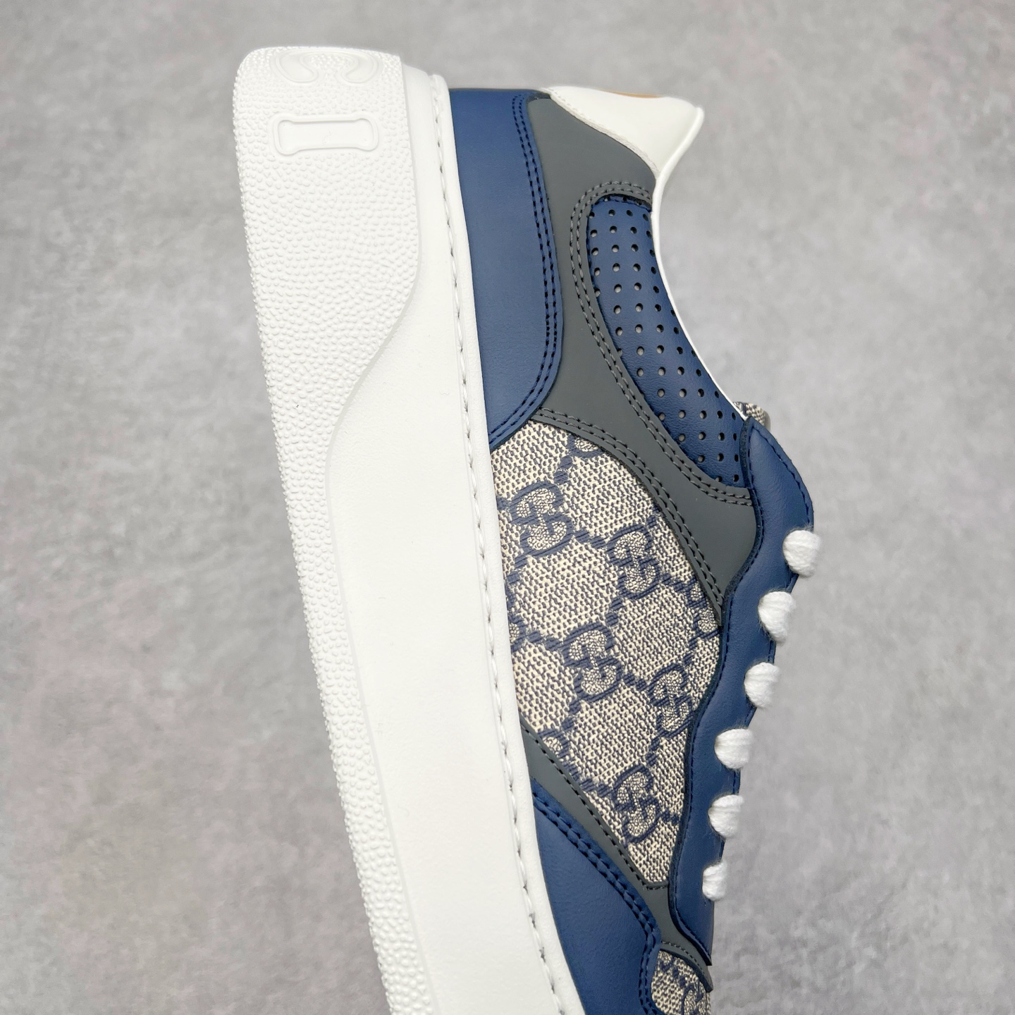 图片[6]-Gucci Chunky B Screener GG 古驰饼干鞋运动休闲鞋系列 纯原级别 原版盒子 官方一致原版 原标原盒 官方全套配件 原装雪梨形超软沙绒纸团 手工上线 不开胶 该品牌鞋款在制作中使用的是环保植物胶水 采用版凝胶技术(空胶工艺）存在一些缝隙属于正常现象 不用担心会影响到您的正常使用效果 采用厚底结构 巧妙运用外观设计、配色和材质三重元素 展现出复古风范 别致的橡胶鞋底 搭配米色和乌木色经典GG帆布鞋身及同色调皮革滚边 突显时尚大气的品味 尺码：35 36 37 38 39 40 41 42 43 44 45-选品中心