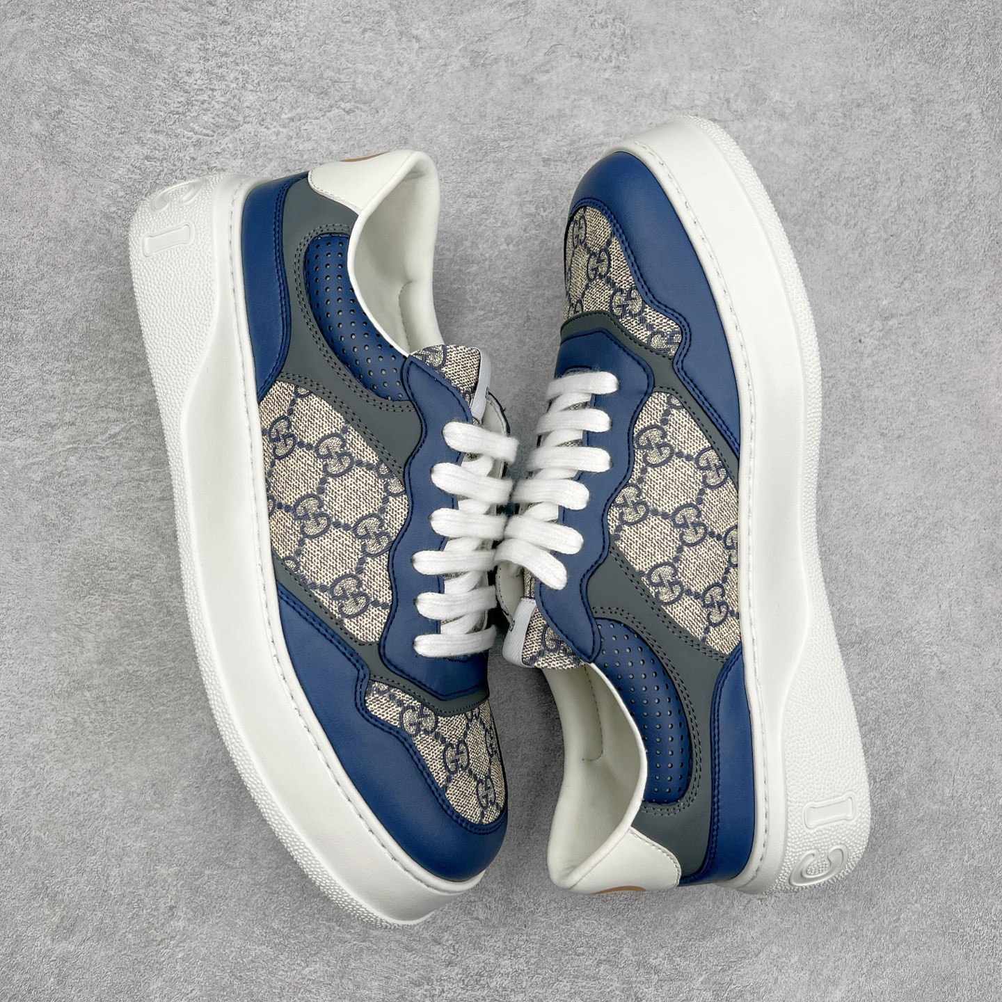 图片[3]-Gucci Chunky B Screener GG 古驰饼干鞋运动休闲鞋系列 纯原级别 原版盒子 官方一致原版 原标原盒 官方全套配件 原装雪梨形超软沙绒纸团 手工上线 不开胶 该品牌鞋款在制作中使用的是环保植物胶水 采用版凝胶技术(空胶工艺）存在一些缝隙属于正常现象 不用担心会影响到您的正常使用效果 采用厚底结构 巧妙运用外观设计、配色和材质三重元素 展现出复古风范 别致的橡胶鞋底 搭配米色和乌木色经典GG帆布鞋身及同色调皮革滚边 突显时尚大气的品味 尺码：35 36 37 38 39 40 41 42 43 44 45-选品中心