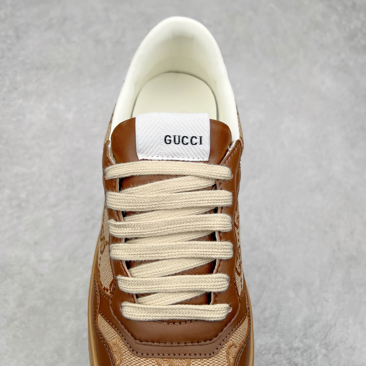 图片[5]-Gucci Chunky B Screener GG 古驰饼干鞋运动休闲鞋系列 纯原级别 原版盒子 官方一致原版 原标原盒 官方全套配件 原装雪梨形超软沙绒纸团 手工上线 不开胶 该品牌鞋款在制作中使用的是环保植物胶水 采用版凝胶技术(空胶工艺）存在一些缝隙属于正常现象 不用担心会影响到您的正常使用效果 采用厚底结构 巧妙运用外观设计、配色和材质三重元素 展现出复古风范 别致的橡胶鞋底 搭配米色和乌木色经典GG帆布鞋身及同色调皮革滚边 突显时尚大气的品味 尺码：35 36 37 38 39 40 41 42 43 44 45-选品中心