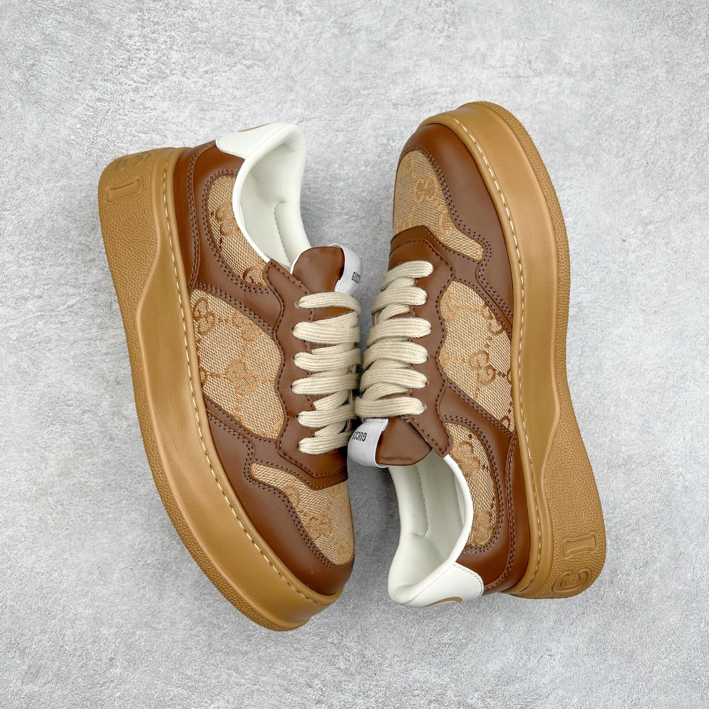 图片[3]-Gucci Chunky B Screener GG 古驰饼干鞋运动休闲鞋系列 纯原级别 原版盒子 官方一致原版 原标原盒 官方全套配件 原装雪梨形超软沙绒纸团 手工上线 不开胶 该品牌鞋款在制作中使用的是环保植物胶水 采用版凝胶技术(空胶工艺）存在一些缝隙属于正常现象 不用担心会影响到您的正常使用效果 采用厚底结构 巧妙运用外观设计、配色和材质三重元素 展现出复古风范 别致的橡胶鞋底 搭配米色和乌木色经典GG帆布鞋身及同色调皮革滚边 突显时尚大气的品味 尺码：35 36 37 38 39 40 41 42 43 44 45-选品中心