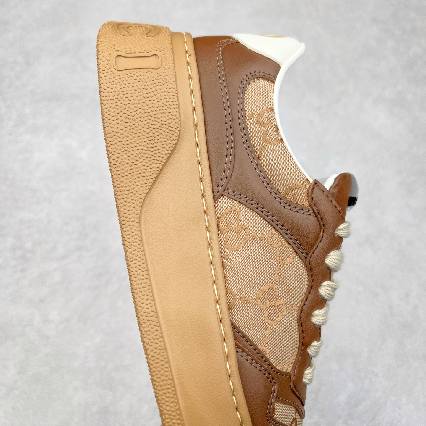 图片[6]-Gucci Chunky B Screener GG 古驰饼干鞋运动休闲鞋系列 纯原级别 原版盒子 官方一致原版 原标原盒 官方全套配件 原装雪梨形超软沙绒纸团 手工上线 不开胶 该品牌鞋款在制作中使用的是环保植物胶水 采用版凝胶技术(空胶工艺）存在一些缝隙属于正常现象 不用担心会影响到您的正常使用效果 采用厚底结构 巧妙运用外观设计、配色和材质三重元素 展现出复古风范 别致的橡胶鞋底 搭配米色和乌木色经典GG帆布鞋身及同色调皮革滚边 突显时尚大气的品味 尺码：35 36 37 38 39 40 41 42 43 44 45-选品中心