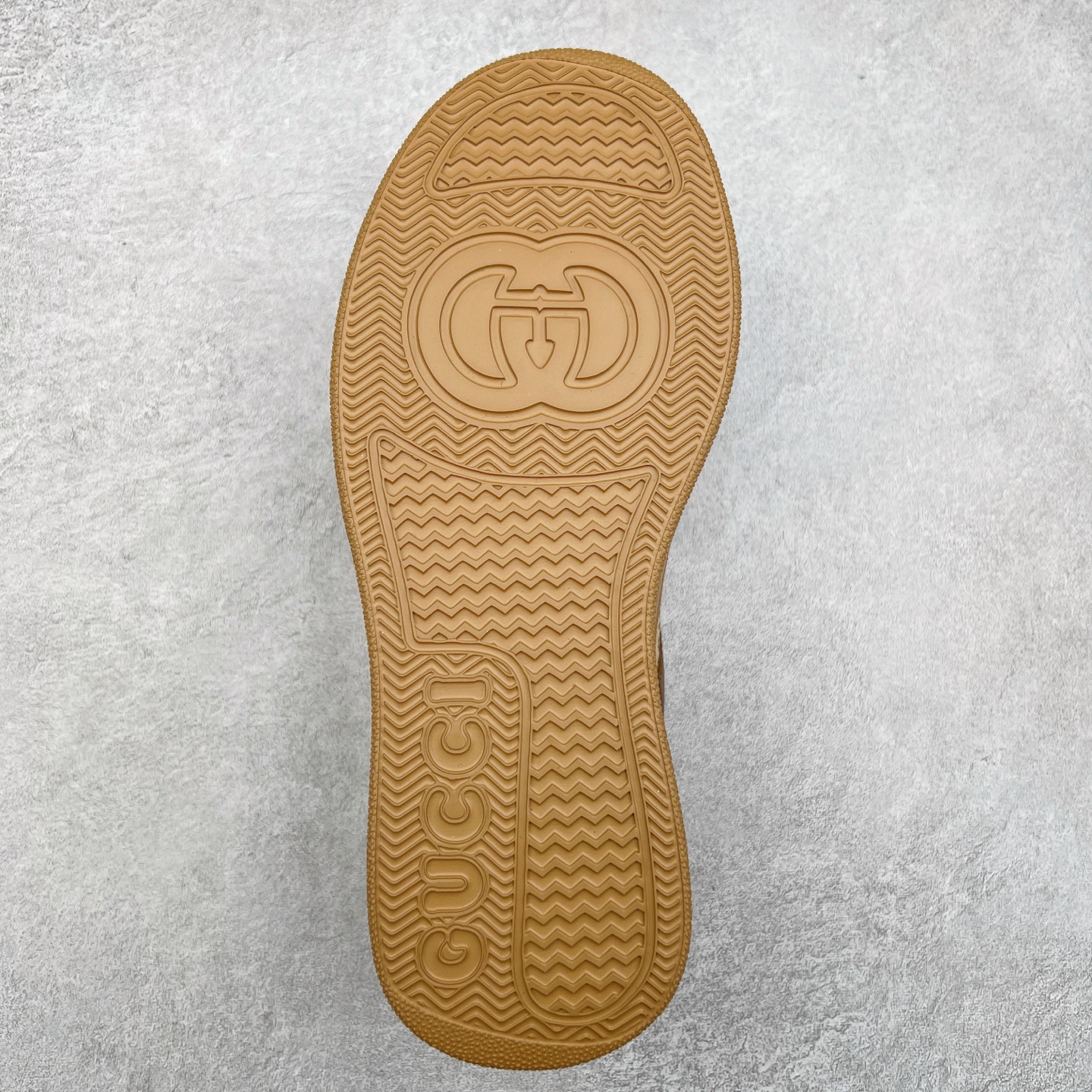 图片[9]-Gucci Chunky B Screener GG 古驰饼干鞋运动休闲鞋系列 纯原级别 原版盒子 官方一致原版 原标原盒 官方全套配件 原装雪梨形超软沙绒纸团 手工上线 不开胶 该品牌鞋款在制作中使用的是环保植物胶水 采用版凝胶技术(空胶工艺）存在一些缝隙属于正常现象 不用担心会影响到您的正常使用效果 采用厚底结构 巧妙运用外观设计、配色和材质三重元素 展现出复古风范 别致的橡胶鞋底 搭配米色和乌木色经典GG帆布鞋身及同色调皮革滚边 突显时尚大气的品味 尺码：35 36 37 38 39 40 41 42 43 44 45-选品中心