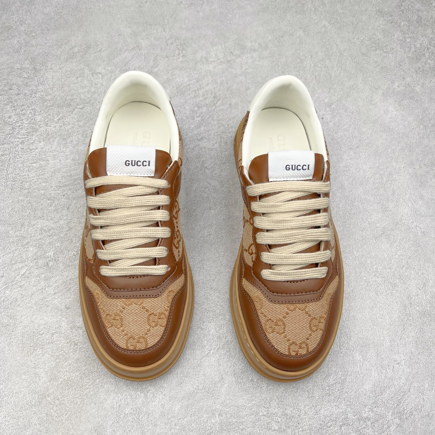 图片[2]-Gucci Chunky B Screener GG 古驰饼干鞋运动休闲鞋系列 纯原级别 原版盒子 官方一致原版 原标原盒 官方全套配件 原装雪梨形超软沙绒纸团 手工上线 不开胶 该品牌鞋款在制作中使用的是环保植物胶水 采用版凝胶技术(空胶工艺）存在一些缝隙属于正常现象 不用担心会影响到您的正常使用效果 采用厚底结构 巧妙运用外观设计、配色和材质三重元素 展现出复古风范 别致的橡胶鞋底 搭配米色和乌木色经典GG帆布鞋身及同色调皮革滚边 突显时尚大气的品味 尺码：35 36 37 38 39 40 41 42 43 44 45-选品中心