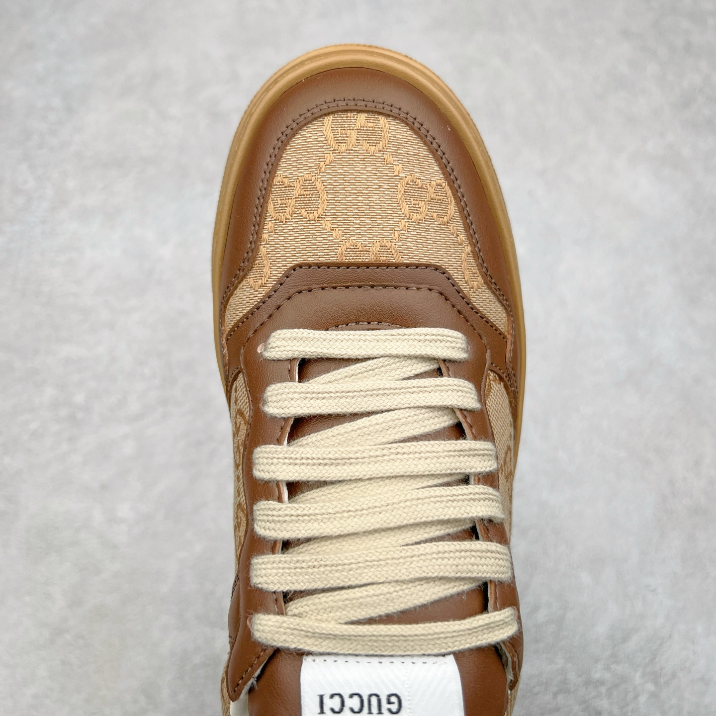 图片[4]-Gucci Chunky B Screener GG 古驰饼干鞋运动休闲鞋系列 纯原级别 原版盒子 官方一致原版 原标原盒 官方全套配件 原装雪梨形超软沙绒纸团 手工上线 不开胶 该品牌鞋款在制作中使用的是环保植物胶水 采用版凝胶技术(空胶工艺）存在一些缝隙属于正常现象 不用担心会影响到您的正常使用效果 采用厚底结构 巧妙运用外观设计、配色和材质三重元素 展现出复古风范 别致的橡胶鞋底 搭配米色和乌木色经典GG帆布鞋身及同色调皮革滚边 突显时尚大气的品味 尺码：35 36 37 38 39 40 41 42 43 44 45-选品中心