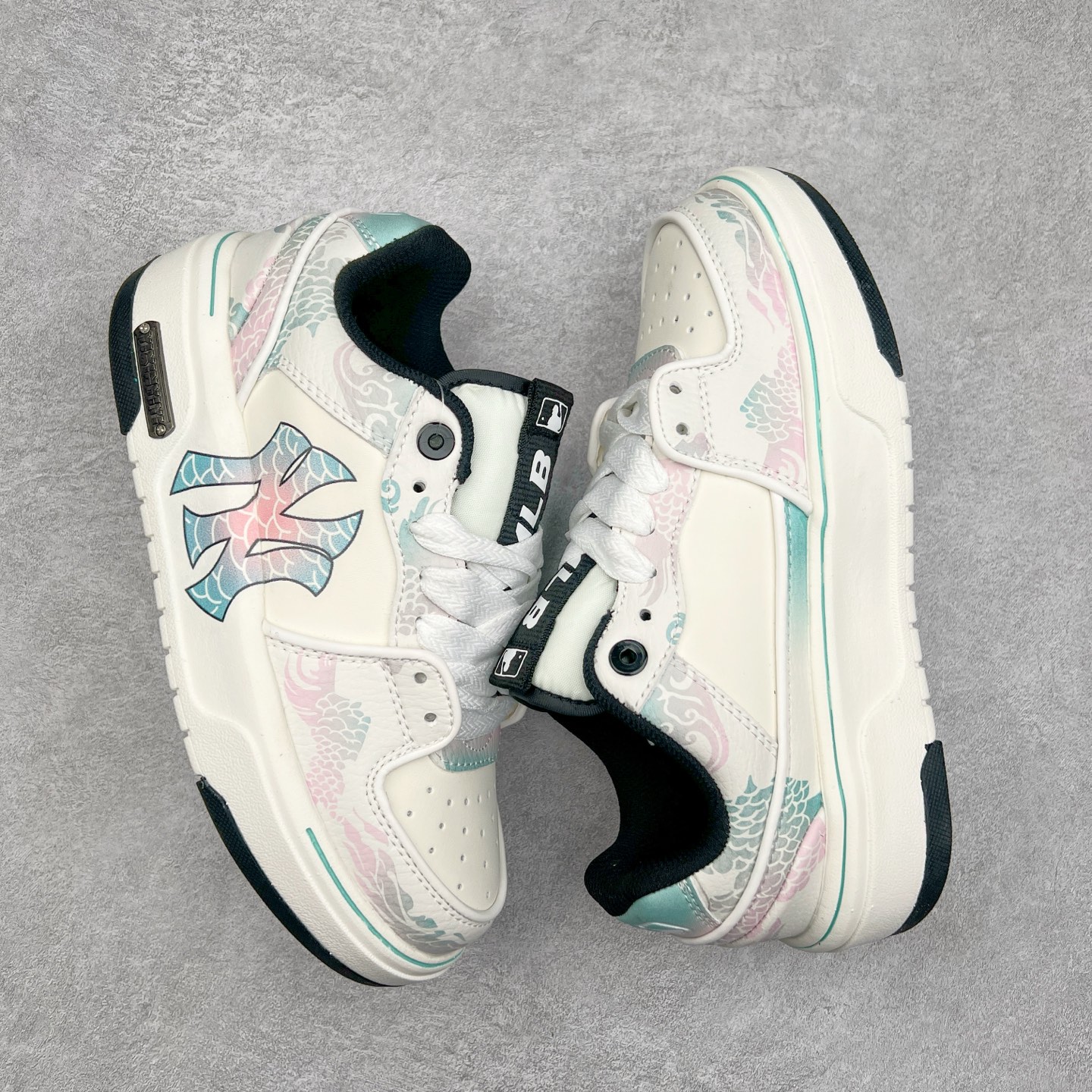 图片[3]-MLB Chunky Liner Basic 复古印花学长鞋系列低帮轻量增高厚底百搭休闲运动慢跑鞋板鞋 Korea韩国联名NY美国榄球纽约洋基队限定 韩国代购专供 全套原楦原纸板原厂数据开发 正确中底拉帮中底网布细节 平台代购专供 左脚内置芯片 韩国代购吊牌标贴 独家一比一RB+MD组合大底 高频后跟小人Logo精准对位立体饱满 正确网布加超迁鞋面 转印中底走线紧密 转印Logo工艺表层防刮不掉色 尺码：35 36 36.5 37.5 38 38.5 39 40 40.5 41 42 42.5 43 44 45-选品中心