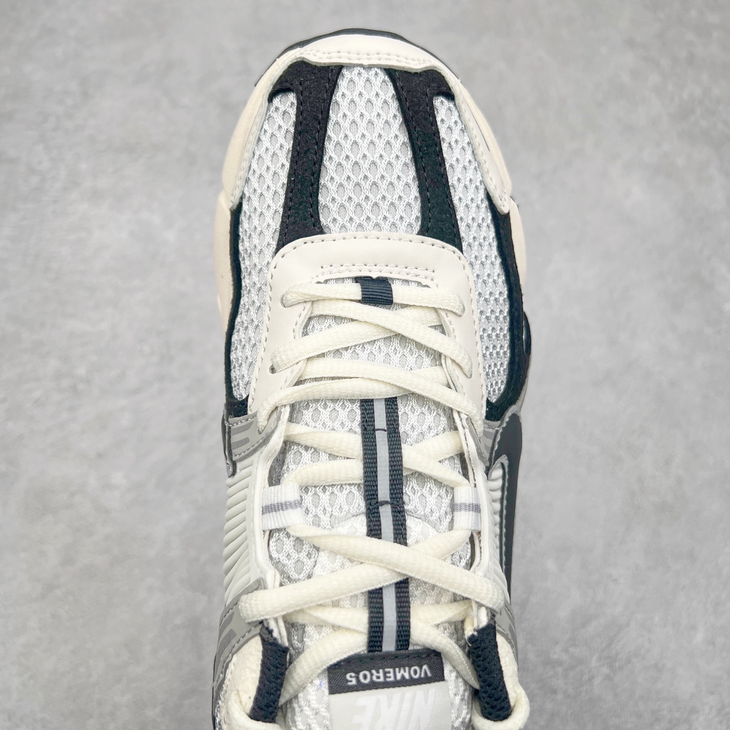 图片[4]-＃HP纯原 NK Air Zoom Vomero 5 经典复古潮流运动跑鞋 HQ1182-001 原装纸板楦头开发 独家私模八层组合大底 市场唯一正确版本 进口三文治网面 融蕴繁复设计风范和丰富层次感 缔造运动鞋佳选 助你轻松型出范 开辟独属于自己的路 鞋款采用多层设计 融入织物与合成材质 塑就本季出众鞋款 合成材质与织物组合鞋面 经久耐穿 后跟网眼拼接和透气孔设计 轻盈透气Zoom Air缓震配置提供出色回弹缓震性能 实现快速离地的出众脚感 巧糅科技感和低调设计 为鞋款注入反光细节 令你迈步间尽显闪耀魅力 结合中性色调 让你驾驭不同穿搭 打造非凡造型 尺码：36 36.5 37.5 38 38.5 39 40 40.5 41 42 42.5 43 44 44.5 45 46-选品中心