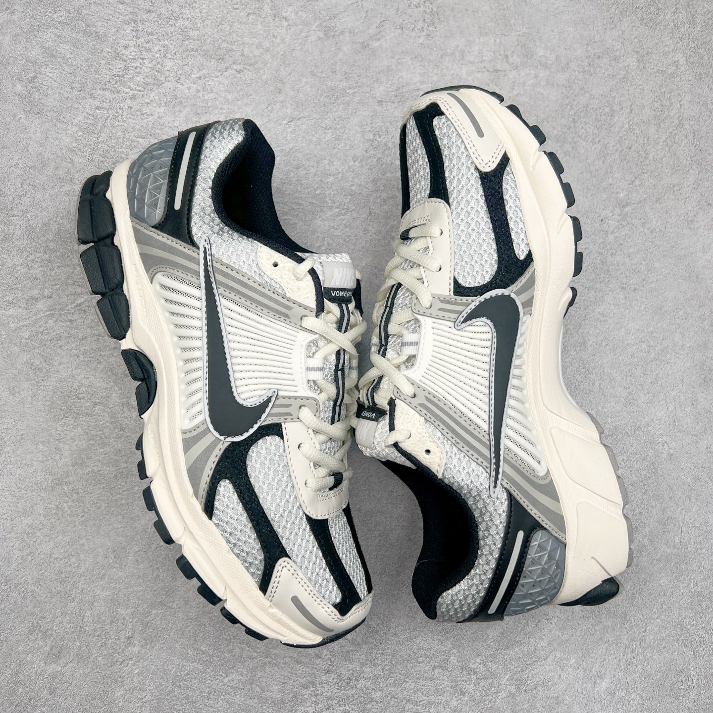 图片[3]-＃HP纯原 NK Air Zoom Vomero 5 经典复古潮流运动跑鞋 HQ1182-001 原装纸板楦头开发 独家私模八层组合大底 市场唯一正确版本 进口三文治网面 融蕴繁复设计风范和丰富层次感 缔造运动鞋佳选 助你轻松型出范 开辟独属于自己的路 鞋款采用多层设计 融入织物与合成材质 塑就本季出众鞋款 合成材质与织物组合鞋面 经久耐穿 后跟网眼拼接和透气孔设计 轻盈透气Zoom Air缓震配置提供出色回弹缓震性能 实现快速离地的出众脚感 巧糅科技感和低调设计 为鞋款注入反光细节 令你迈步间尽显闪耀魅力 结合中性色调 让你驾驭不同穿搭 打造非凡造型 尺码：36 36.5 37.5 38 38.5 39 40 40.5 41 42 42.5 43 44 44.5 45 46-选品中心