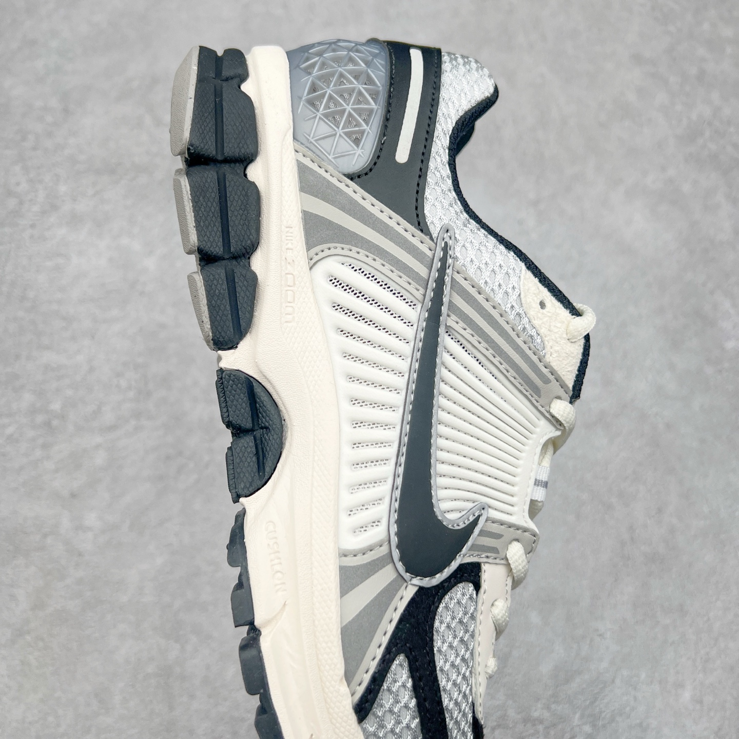 图片[6]-＃HP纯原 NK Air Zoom Vomero 5 经典复古潮流运动跑鞋 HQ1182-001 原装纸板楦头开发 独家私模八层组合大底 市场唯一正确版本 进口三文治网面 融蕴繁复设计风范和丰富层次感 缔造运动鞋佳选 助你轻松型出范 开辟独属于自己的路 鞋款采用多层设计 融入织物与合成材质 塑就本季出众鞋款 合成材质与织物组合鞋面 经久耐穿 后跟网眼拼接和透气孔设计 轻盈透气Zoom Air缓震配置提供出色回弹缓震性能 实现快速离地的出众脚感 巧糅科技感和低调设计 为鞋款注入反光细节 令你迈步间尽显闪耀魅力 结合中性色调 让你驾驭不同穿搭 打造非凡造型 尺码：36 36.5 37.5 38 38.5 39 40 40.5 41 42 42.5 43 44 44.5 45 46-选品中心