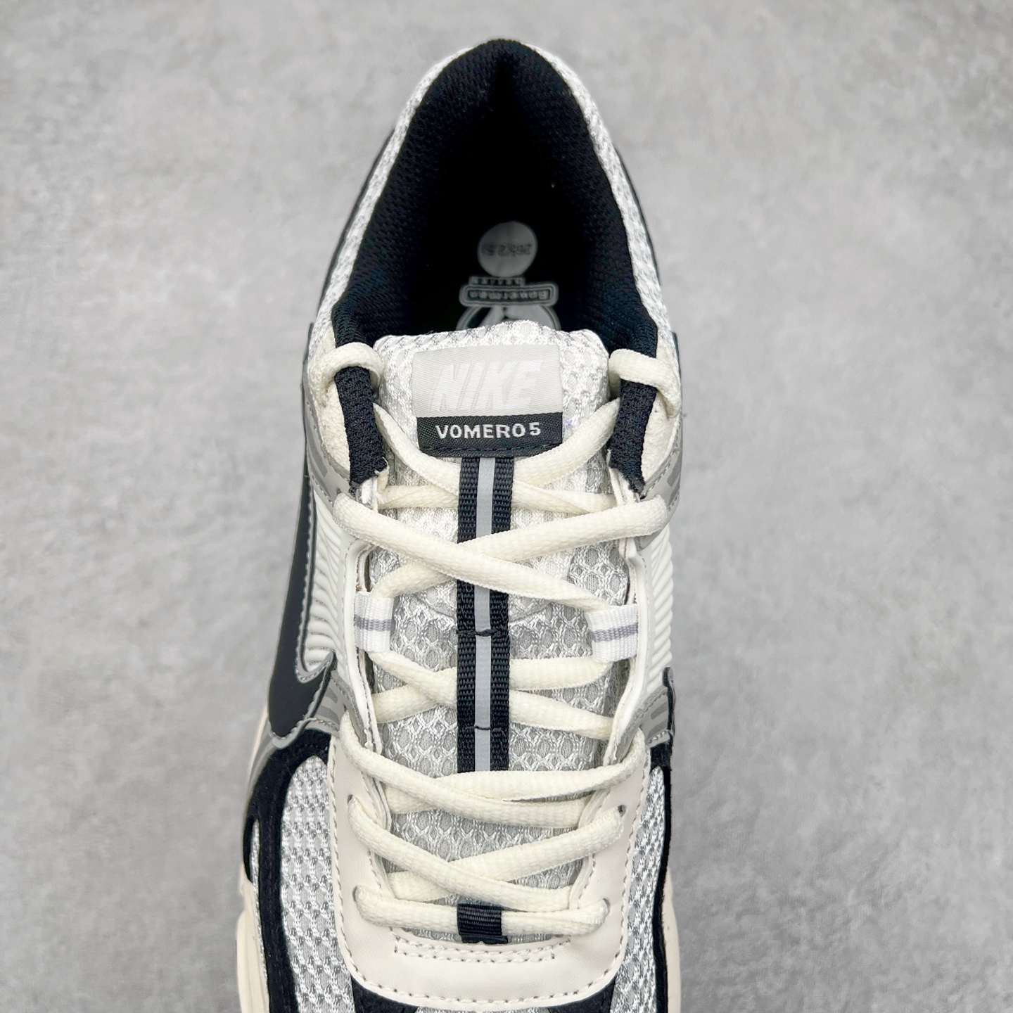 图片[5]-＃HP纯原 NK Air Zoom Vomero 5 经典复古潮流运动跑鞋 HQ1182-001 原装纸板楦头开发 独家私模八层组合大底 市场唯一正确版本 进口三文治网面 融蕴繁复设计风范和丰富层次感 缔造运动鞋佳选 助你轻松型出范 开辟独属于自己的路 鞋款采用多层设计 融入织物与合成材质 塑就本季出众鞋款 合成材质与织物组合鞋面 经久耐穿 后跟网眼拼接和透气孔设计 轻盈透气Zoom Air缓震配置提供出色回弹缓震性能 实现快速离地的出众脚感 巧糅科技感和低调设计 为鞋款注入反光细节 令你迈步间尽显闪耀魅力 结合中性色调 让你驾驭不同穿搭 打造非凡造型 尺码：36 36.5 37.5 38 38.5 39 40 40.5 41 42 42.5 43 44 44.5 45 46-选品中心