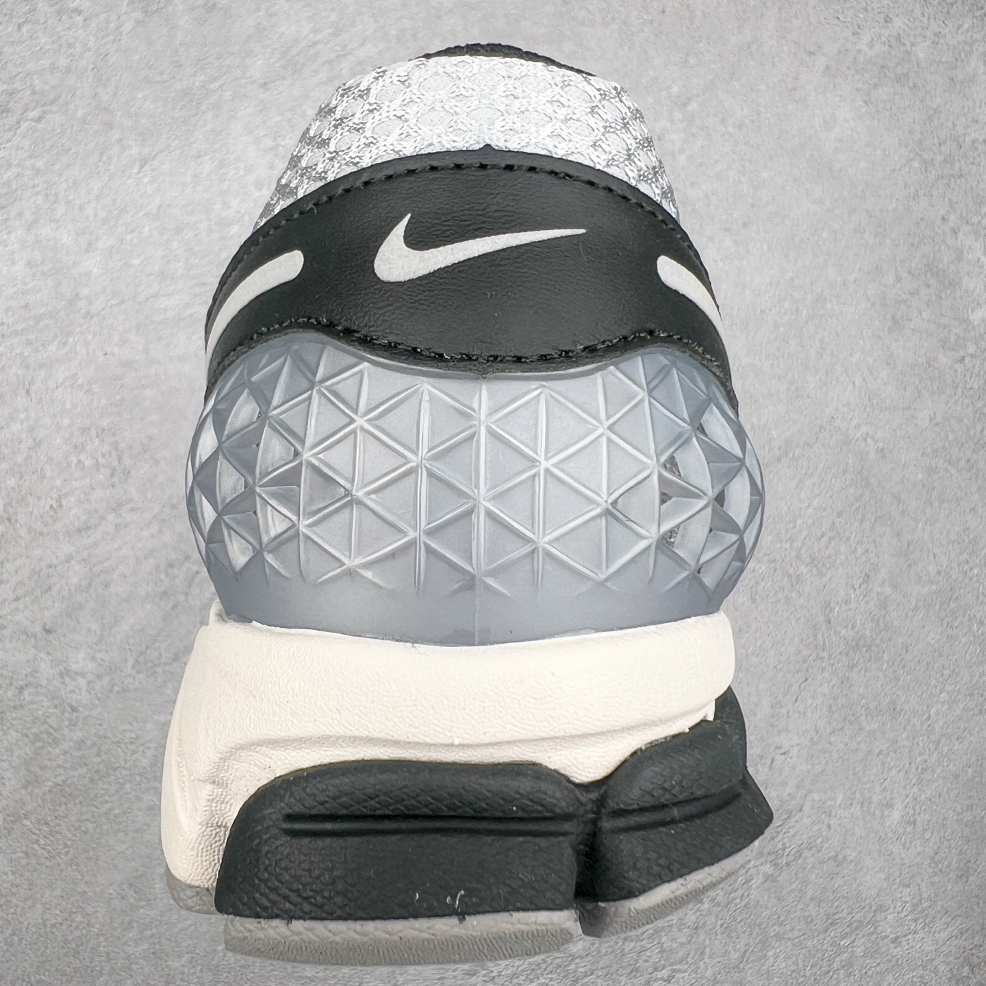 图片[8]-＃HP纯原 NK Air Zoom Vomero 5 经典复古潮流运动跑鞋 HQ1182-001 原装纸板楦头开发 独家私模八层组合大底 市场唯一正确版本 进口三文治网面 融蕴繁复设计风范和丰富层次感 缔造运动鞋佳选 助你轻松型出范 开辟独属于自己的路 鞋款采用多层设计 融入织物与合成材质 塑就本季出众鞋款 合成材质与织物组合鞋面 经久耐穿 后跟网眼拼接和透气孔设计 轻盈透气Zoom Air缓震配置提供出色回弹缓震性能 实现快速离地的出众脚感 巧糅科技感和低调设计 为鞋款注入反光细节 令你迈步间尽显闪耀魅力 结合中性色调 让你驾驭不同穿搭 打造非凡造型 尺码：36 36.5 37.5 38 38.5 39 40 40.5 41 42 42.5 43 44 44.5 45 46-选品中心