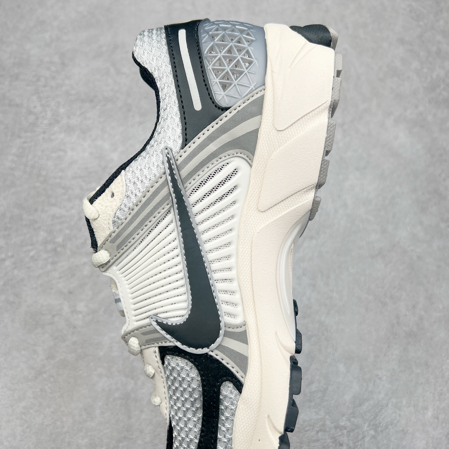 图片[7]-＃HP纯原 NK Air Zoom Vomero 5 经典复古潮流运动跑鞋 HQ1182-001 原装纸板楦头开发 独家私模八层组合大底 市场唯一正确版本 进口三文治网面 融蕴繁复设计风范和丰富层次感 缔造运动鞋佳选 助你轻松型出范 开辟独属于自己的路 鞋款采用多层设计 融入织物与合成材质 塑就本季出众鞋款 合成材质与织物组合鞋面 经久耐穿 后跟网眼拼接和透气孔设计 轻盈透气Zoom Air缓震配置提供出色回弹缓震性能 实现快速离地的出众脚感 巧糅科技感和低调设计 为鞋款注入反光细节 令你迈步间尽显闪耀魅力 结合中性色调 让你驾驭不同穿搭 打造非凡造型 尺码：36 36.5 37.5 38 38.5 39 40 40.5 41 42 42.5 43 44 44.5 45 46-选品中心