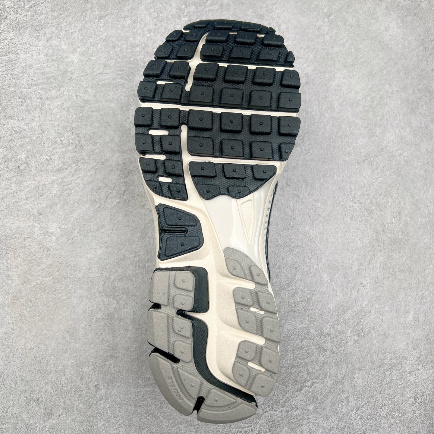 图片[9]-＃HP纯原 NK Air Zoom Vomero 5 经典复古潮流运动跑鞋 HQ1182-001 原装纸板楦头开发 独家私模八层组合大底 市场唯一正确版本 进口三文治网面 融蕴繁复设计风范和丰富层次感 缔造运动鞋佳选 助你轻松型出范 开辟独属于自己的路 鞋款采用多层设计 融入织物与合成材质 塑就本季出众鞋款 合成材质与织物组合鞋面 经久耐穿 后跟网眼拼接和透气孔设计 轻盈透气Zoom Air缓震配置提供出色回弹缓震性能 实现快速离地的出众脚感 巧糅科技感和低调设计 为鞋款注入反光细节 令你迈步间尽显闪耀魅力 结合中性色调 让你驾驭不同穿搭 打造非凡造型 尺码：36 36.5 37.5 38 38.5 39 40 40.5 41 42 42.5 43 44 44.5 45 46-选品中心