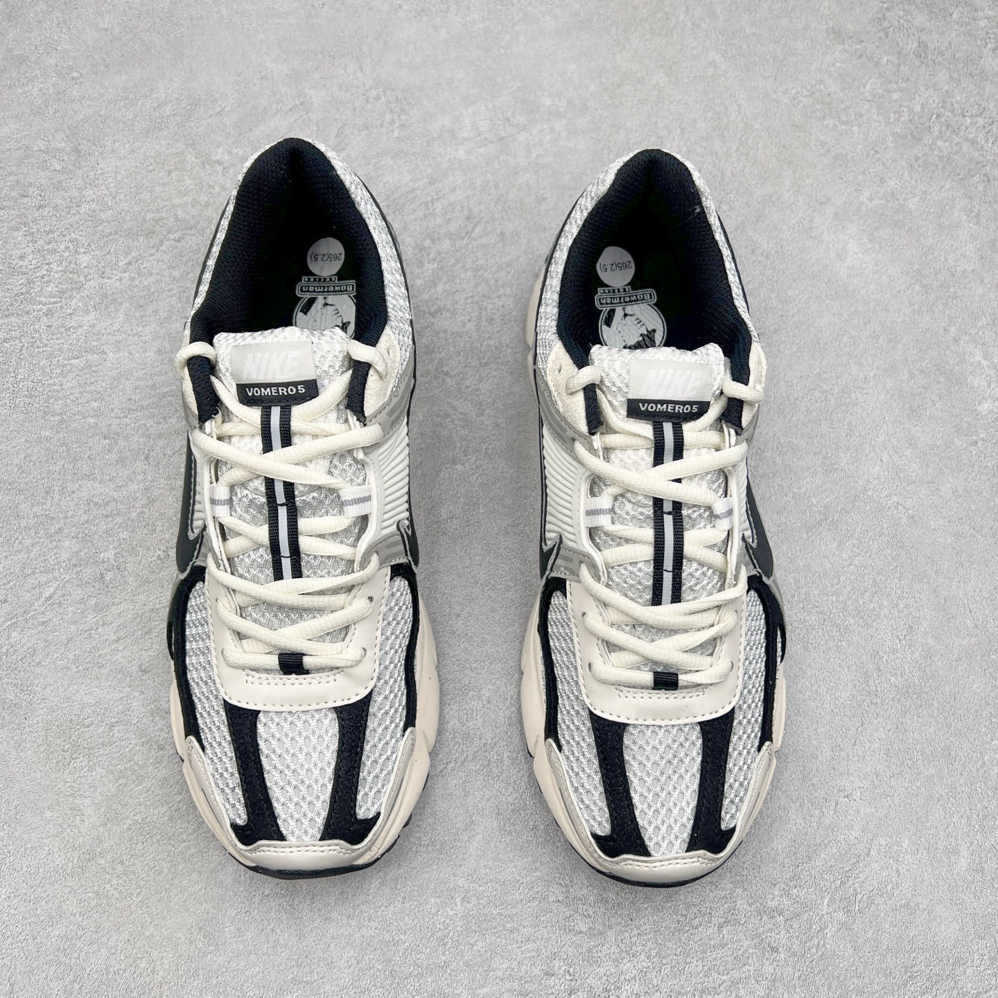 图片[2]-＃HP纯原 NK Air Zoom Vomero 5 经典复古潮流运动跑鞋 HQ1182-001 原装纸板楦头开发 独家私模八层组合大底 市场唯一正确版本 进口三文治网面 融蕴繁复设计风范和丰富层次感 缔造运动鞋佳选 助你轻松型出范 开辟独属于自己的路 鞋款采用多层设计 融入织物与合成材质 塑就本季出众鞋款 合成材质与织物组合鞋面 经久耐穿 后跟网眼拼接和透气孔设计 轻盈透气Zoom Air缓震配置提供出色回弹缓震性能 实现快速离地的出众脚感 巧糅科技感和低调设计 为鞋款注入反光细节 令你迈步间尽显闪耀魅力 结合中性色调 让你驾驭不同穿搭 打造非凡造型 尺码：36 36.5 37.5 38 38.5 39 40 40.5 41 42 42.5 43 44 44.5 45 46-选品中心