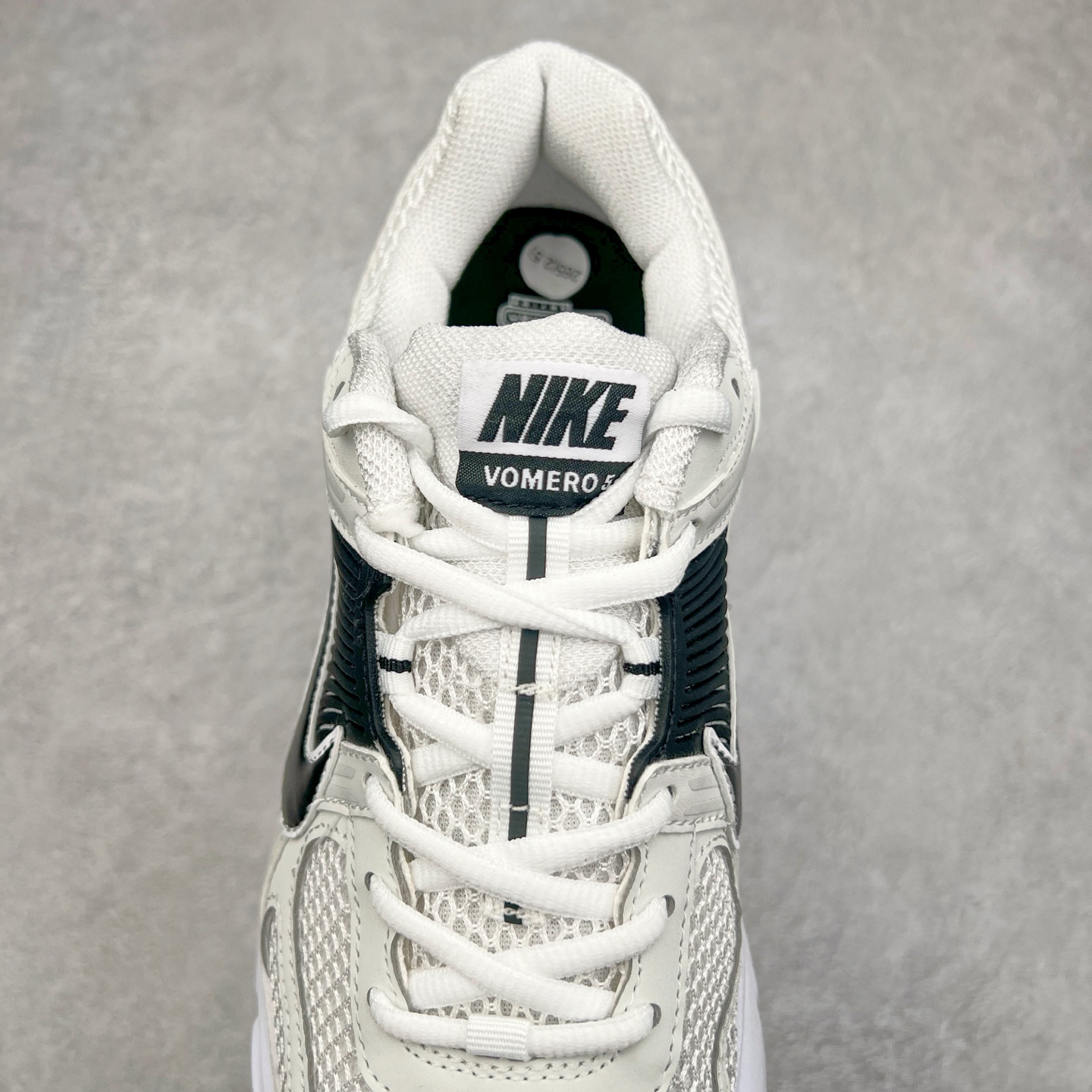 图片[5]-＃HP纯原 NK Air Zoom Vomero 5 经典复古潮流运动跑鞋 FB9149-101 原装纸板楦头开发 独家私模八层组合大底 市场唯一正确版本 进口三文治网面 融蕴繁复设计风范和丰富层次感 缔造运动鞋佳选 助你轻松型出范 开辟独属于自己的路 鞋款采用多层设计 融入织物与合成材质 塑就本季出众鞋款 合成材质与织物组合鞋面 经久耐穿 后跟网眼拼接和透气孔设计 轻盈透气Zoom Air缓震配置提供出色回弹缓震性能 实现快速离地的出众脚感 巧糅科技感和低调设计 为鞋款注入反光细节 令你迈步间尽显闪耀魅力 结合中性色调 让你驾驭不同穿搭 打造非凡造型 尺码：36 36.5 37.5 38 38.5 39 40 40.5 41 42 42.5 43 44 44.5 45 46-选品中心