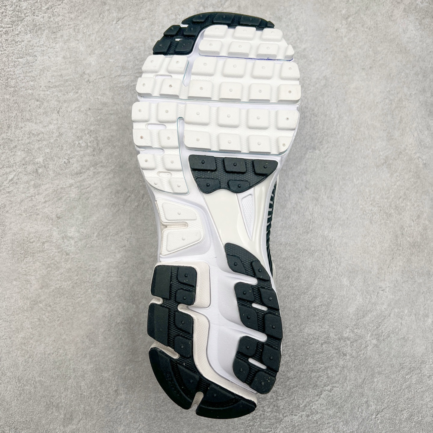 图片[9]-＃HP纯原 NK Air Zoom Vomero 5 经典复古潮流运动跑鞋 FB9149-101 原装纸板楦头开发 独家私模八层组合大底 市场唯一正确版本 进口三文治网面 融蕴繁复设计风范和丰富层次感 缔造运动鞋佳选 助你轻松型出范 开辟独属于自己的路 鞋款采用多层设计 融入织物与合成材质 塑就本季出众鞋款 合成材质与织物组合鞋面 经久耐穿 后跟网眼拼接和透气孔设计 轻盈透气Zoom Air缓震配置提供出色回弹缓震性能 实现快速离地的出众脚感 巧糅科技感和低调设计 为鞋款注入反光细节 令你迈步间尽显闪耀魅力 结合中性色调 让你驾驭不同穿搭 打造非凡造型 尺码：36 36.5 37.5 38 38.5 39 40 40.5 41 42 42.5 43 44 44.5 45 46-选品中心