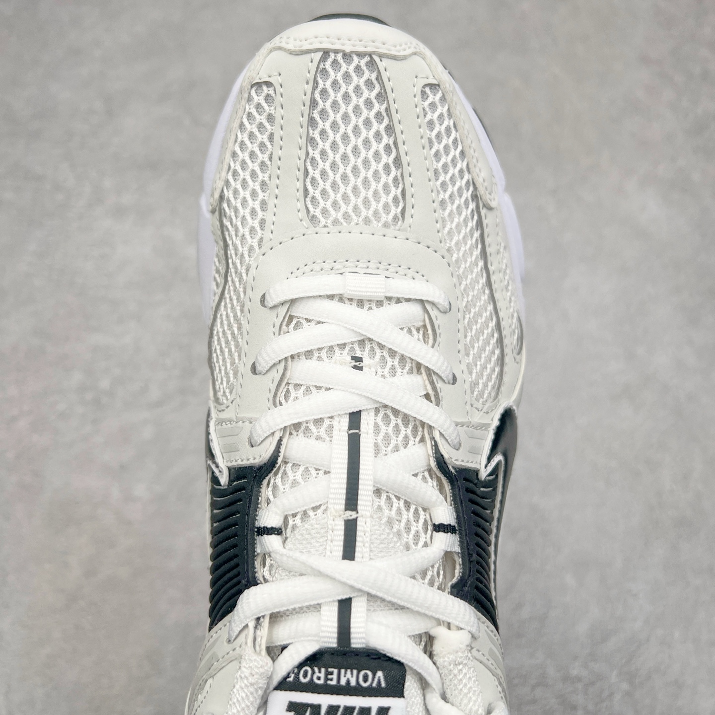 图片[4]-＃HP纯原 NK Air Zoom Vomero 5 经典复古潮流运动跑鞋 FB9149-101 原装纸板楦头开发 独家私模八层组合大底 市场唯一正确版本 进口三文治网面 融蕴繁复设计风范和丰富层次感 缔造运动鞋佳选 助你轻松型出范 开辟独属于自己的路 鞋款采用多层设计 融入织物与合成材质 塑就本季出众鞋款 合成材质与织物组合鞋面 经久耐穿 后跟网眼拼接和透气孔设计 轻盈透气Zoom Air缓震配置提供出色回弹缓震性能 实现快速离地的出众脚感 巧糅科技感和低调设计 为鞋款注入反光细节 令你迈步间尽显闪耀魅力 结合中性色调 让你驾驭不同穿搭 打造非凡造型 尺码：36 36.5 37.5 38 38.5 39 40 40.5 41 42 42.5 43 44 44.5 45 46-选品中心