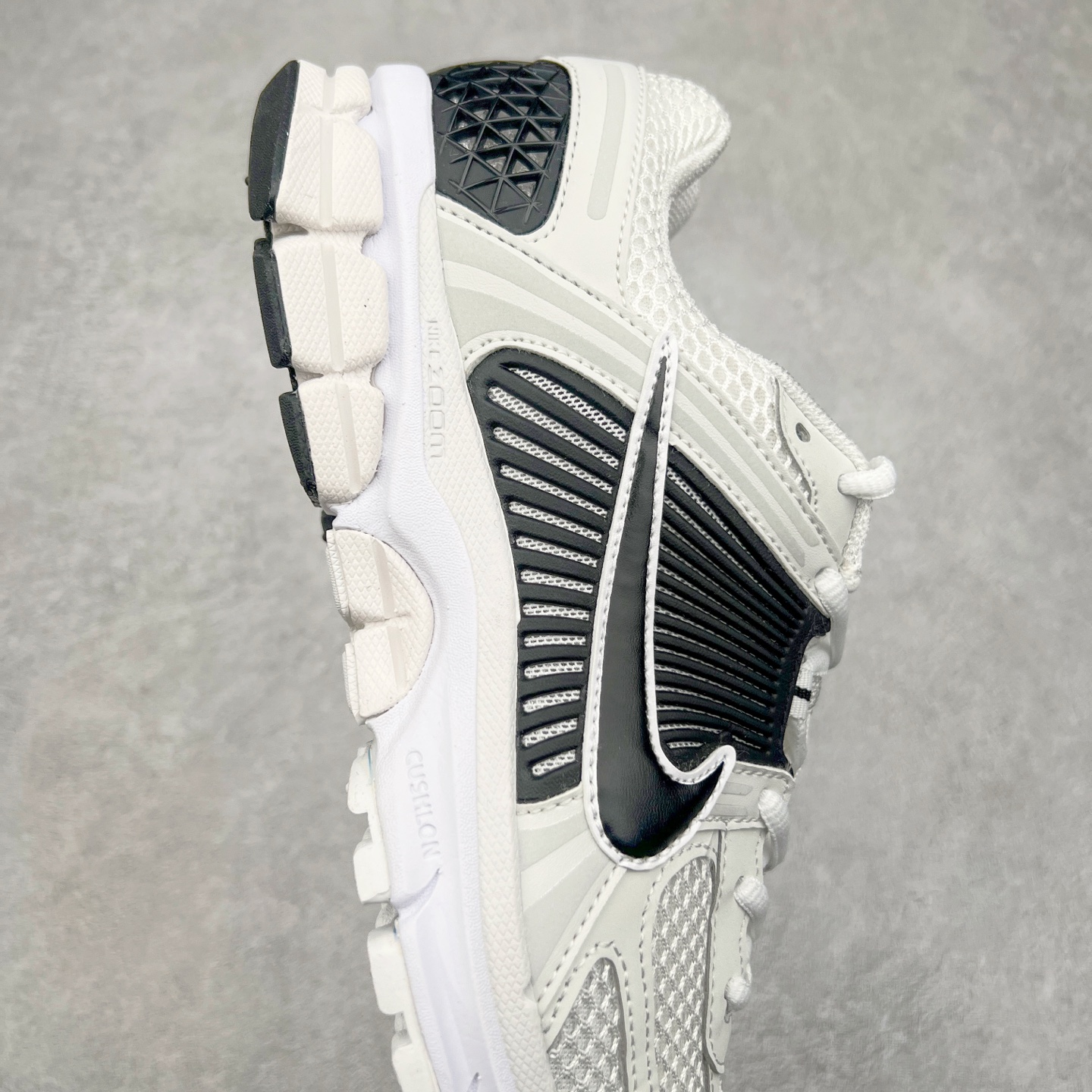 图片[6]-＃HP纯原 NK Air Zoom Vomero 5 经典复古潮流运动跑鞋 FB9149-101 原装纸板楦头开发 独家私模八层组合大底 市场唯一正确版本 进口三文治网面 融蕴繁复设计风范和丰富层次感 缔造运动鞋佳选 助你轻松型出范 开辟独属于自己的路 鞋款采用多层设计 融入织物与合成材质 塑就本季出众鞋款 合成材质与织物组合鞋面 经久耐穿 后跟网眼拼接和透气孔设计 轻盈透气Zoom Air缓震配置提供出色回弹缓震性能 实现快速离地的出众脚感 巧糅科技感和低调设计 为鞋款注入反光细节 令你迈步间尽显闪耀魅力 结合中性色调 让你驾驭不同穿搭 打造非凡造型 尺码：36 36.5 37.5 38 38.5 39 40 40.5 41 42 42.5 43 44 44.5 45 46-选品中心