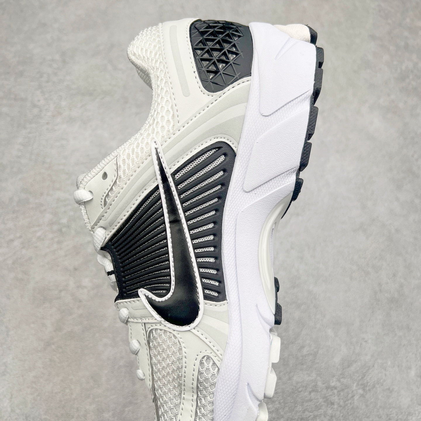 图片[7]-＃HP纯原 NK Air Zoom Vomero 5 经典复古潮流运动跑鞋 FB9149-101 原装纸板楦头开发 独家私模八层组合大底 市场唯一正确版本 进口三文治网面 融蕴繁复设计风范和丰富层次感 缔造运动鞋佳选 助你轻松型出范 开辟独属于自己的路 鞋款采用多层设计 融入织物与合成材质 塑就本季出众鞋款 合成材质与织物组合鞋面 经久耐穿 后跟网眼拼接和透气孔设计 轻盈透气Zoom Air缓震配置提供出色回弹缓震性能 实现快速离地的出众脚感 巧糅科技感和低调设计 为鞋款注入反光细节 令你迈步间尽显闪耀魅力 结合中性色调 让你驾驭不同穿搭 打造非凡造型 尺码：36 36.5 37.5 38 38.5 39 40 40.5 41 42 42.5 43 44 44.5 45 46-选品中心