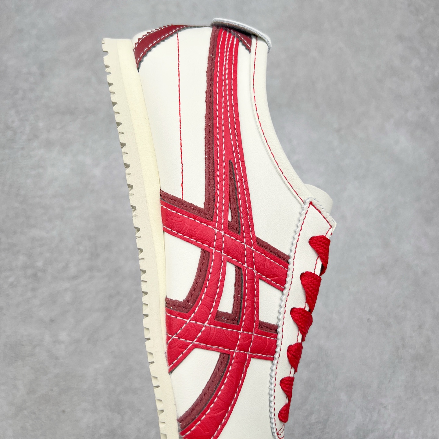 图片[6]-＃C版 Asics Onitsuka Tiger MEXICO 66 亚瑟士鬼冢虎复古经典板鞋 CNY 龙年限定 白红 市场王者选手 海外订单工厂出品 长期生产补货永不断码 超成熟稳定的做工品控 原装全套纸板楦头开发 原汁原味 完美呈现版型 私模正确鞋底咬花纹路 一比一鞋头弧度高度鞋身弧度 绝不口嗨 细节品控鞋型随意秒杀市面 原档咬花纹路私模大底 一个单元有六个三角形 总体形拼接呈现花瓣状 官方四联吊牌 原装Ortholite轻量化鞋垫 原盒原配 质保卡 说明书 钢印防尘纸 纸板中底带钢印 乳胶组合鞋垫 支持全方位的对比专柜 产品从款式颜色造型上体现出追求舒适和细节的完美 鞋类更是推崇手工制作的严谨与完美 融舒适性与可穿性的设计风格 注重细节的完美和别致魅力 既保持稳重 又不失轻松的时尚感 尺码：36 37 37.5 38 39 39.5 40 40.5 41.5 42 42.5 43.5 44 45-选品中心