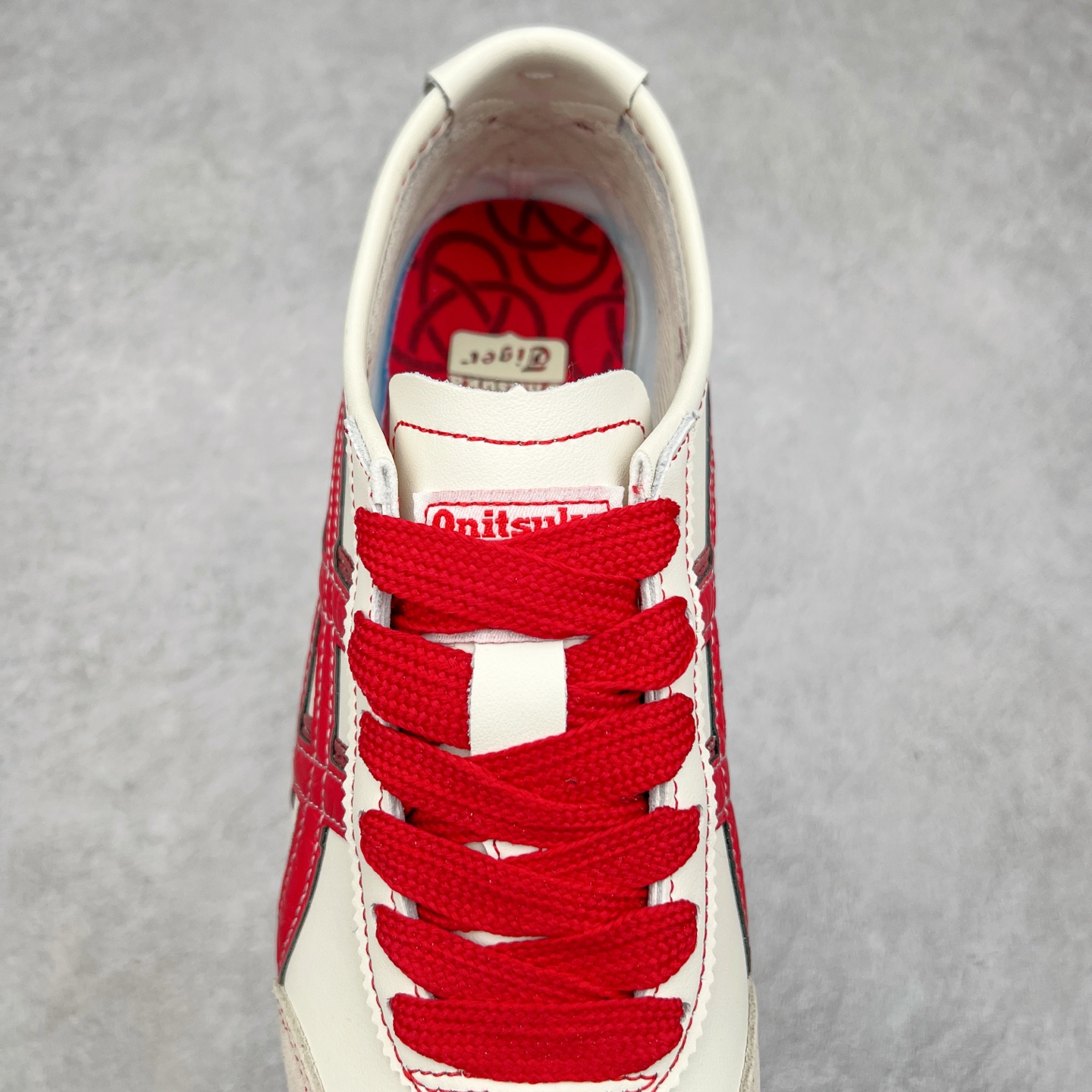 图片[5]-＃C版 Asics Onitsuka Tiger MEXICO 66 亚瑟士鬼冢虎复古经典板鞋 CNY 龙年限定 白红 市场王者选手 海外订单工厂出品 长期生产补货永不断码 超成熟稳定的做工品控 原装全套纸板楦头开发 原汁原味 完美呈现版型 私模正确鞋底咬花纹路 一比一鞋头弧度高度鞋身弧度 绝不口嗨 细节品控鞋型随意秒杀市面 原档咬花纹路私模大底 一个单元有六个三角形 总体形拼接呈现花瓣状 官方四联吊牌 原装Ortholite轻量化鞋垫 原盒原配 质保卡 说明书 钢印防尘纸 纸板中底带钢印 乳胶组合鞋垫 支持全方位的对比专柜 产品从款式颜色造型上体现出追求舒适和细节的完美 鞋类更是推崇手工制作的严谨与完美 融舒适性与可穿性的设计风格 注重细节的完美和别致魅力 既保持稳重 又不失轻松的时尚感 尺码：36 37 37.5 38 39 39.5 40 40.5 41.5 42 42.5 43.5 44 45-选品中心